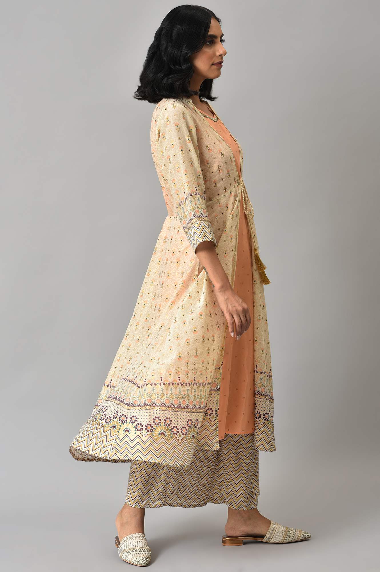 Beige Printed Front Open Gilet With Peach Inner Kurta And And Beige Straight Palazzo - Image 4