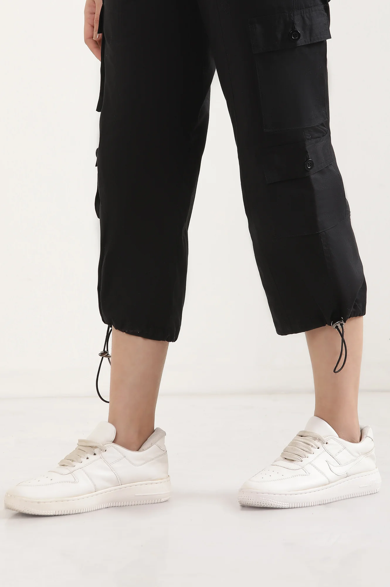 Black Solid Straight Fit Cotton Cropped Pants With Drawstring - Image 8