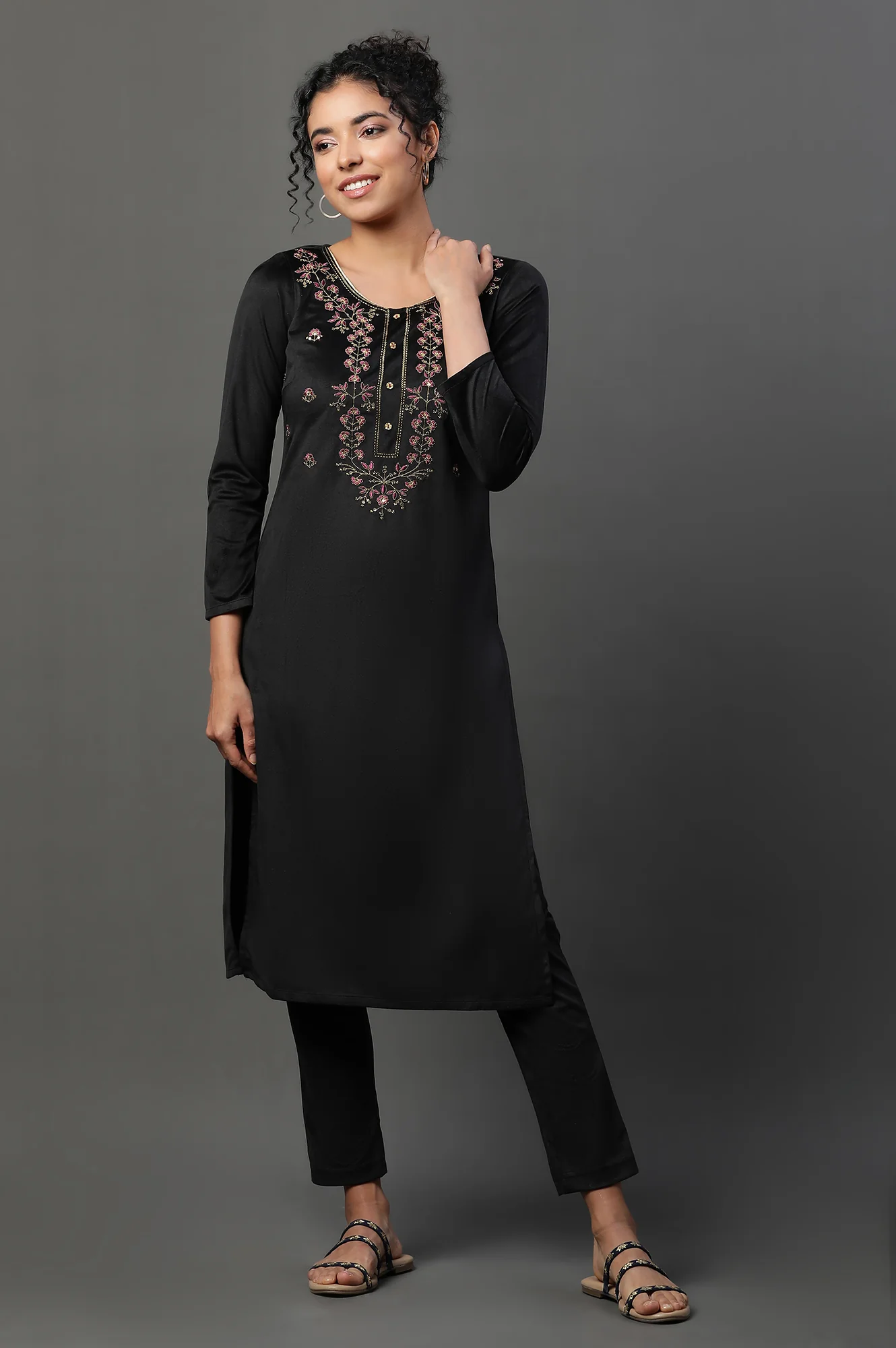 Black Embroidered Velvet Kurta and Pants Set - Image 2
