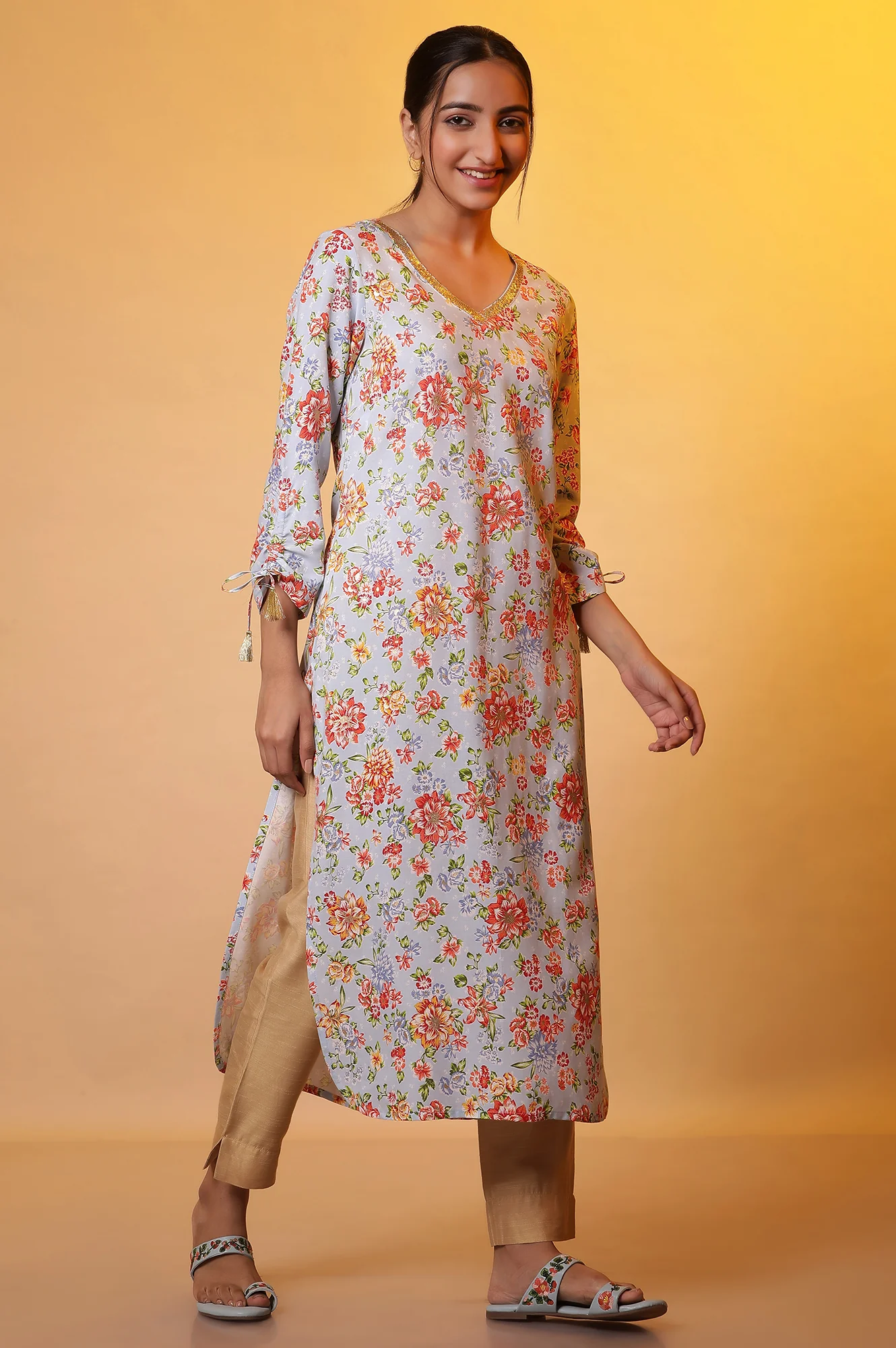 Blue Floral Printed Kurta with Embroidered Neck - Image 5