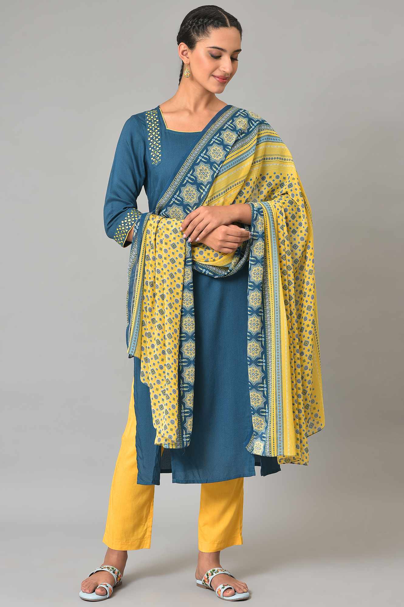 Blue Thread Embroidered Kurta Set - Image 9