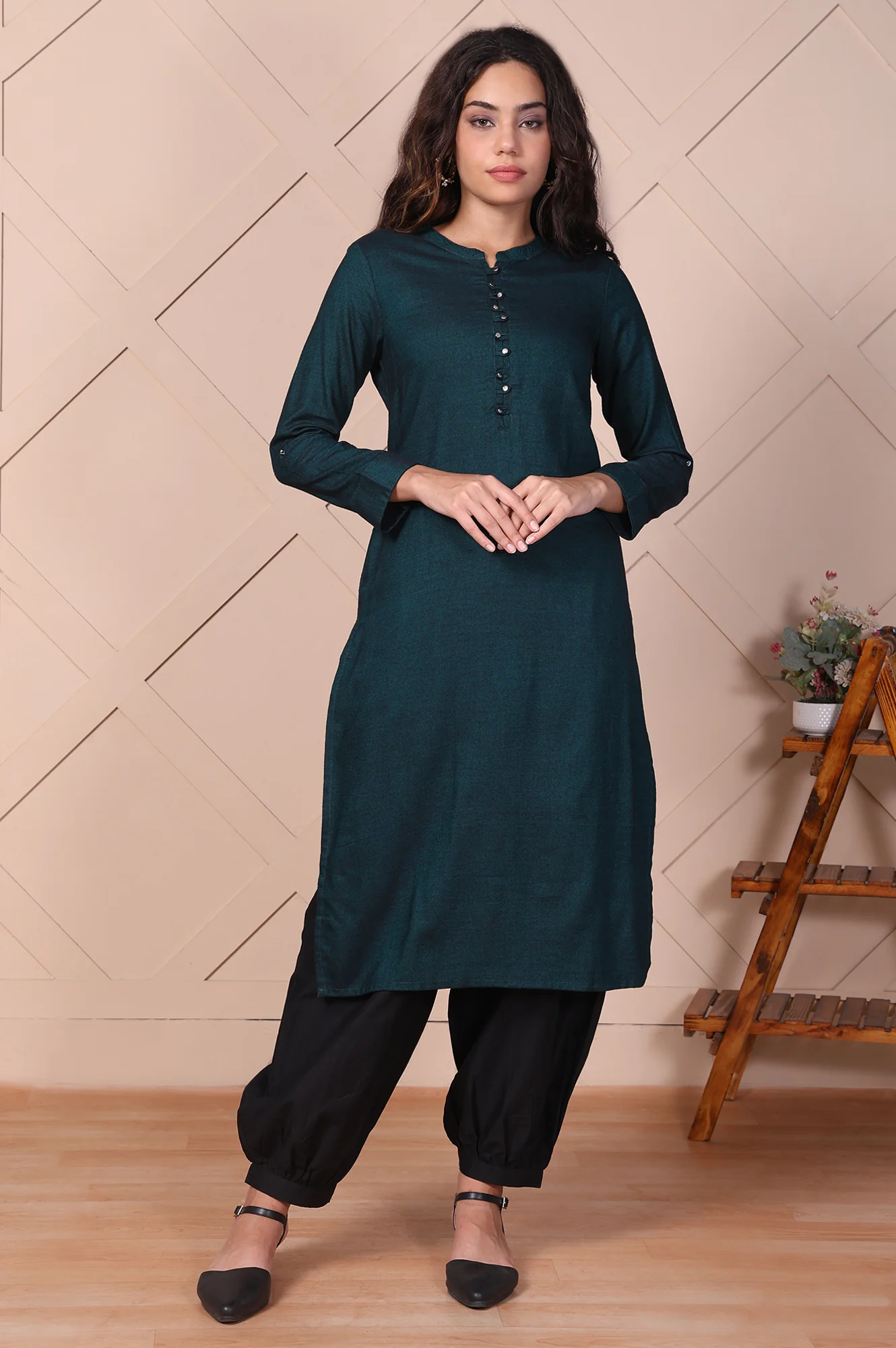 Green Solid Buttoned Straight Cotton Kurta - Image 2