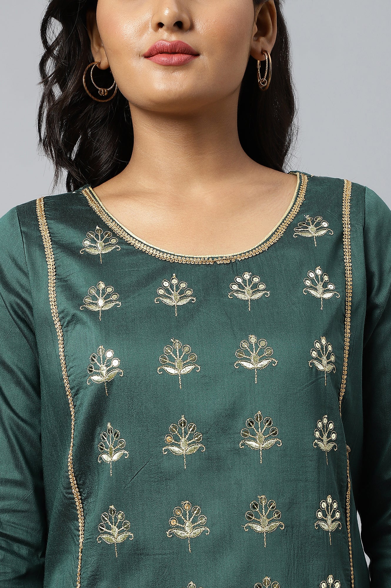 Green Solid Embroidered Zari Straight Woven Kurta - Image 8