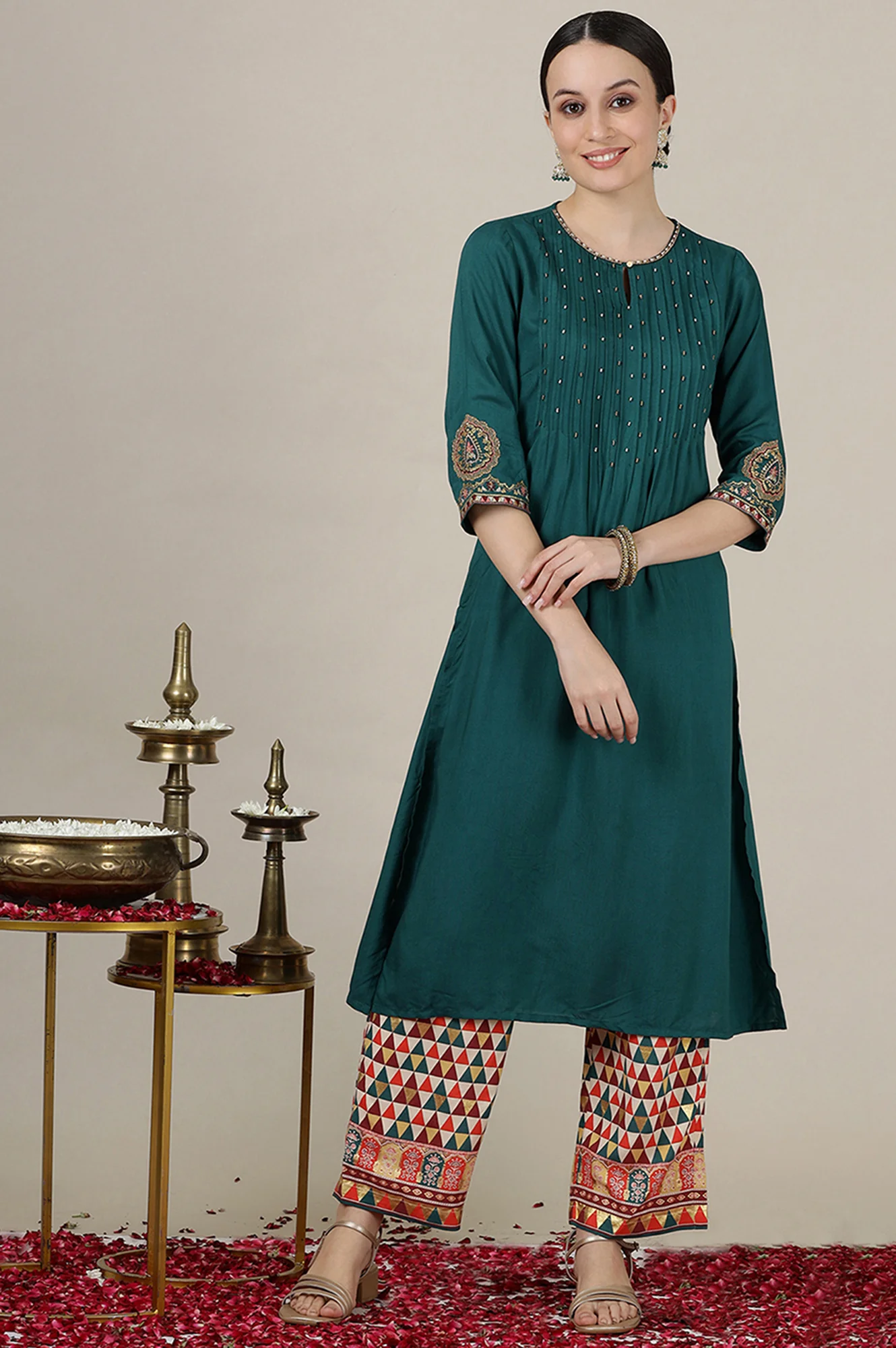 Green Solid Sequined Straight Kurta - Image 2