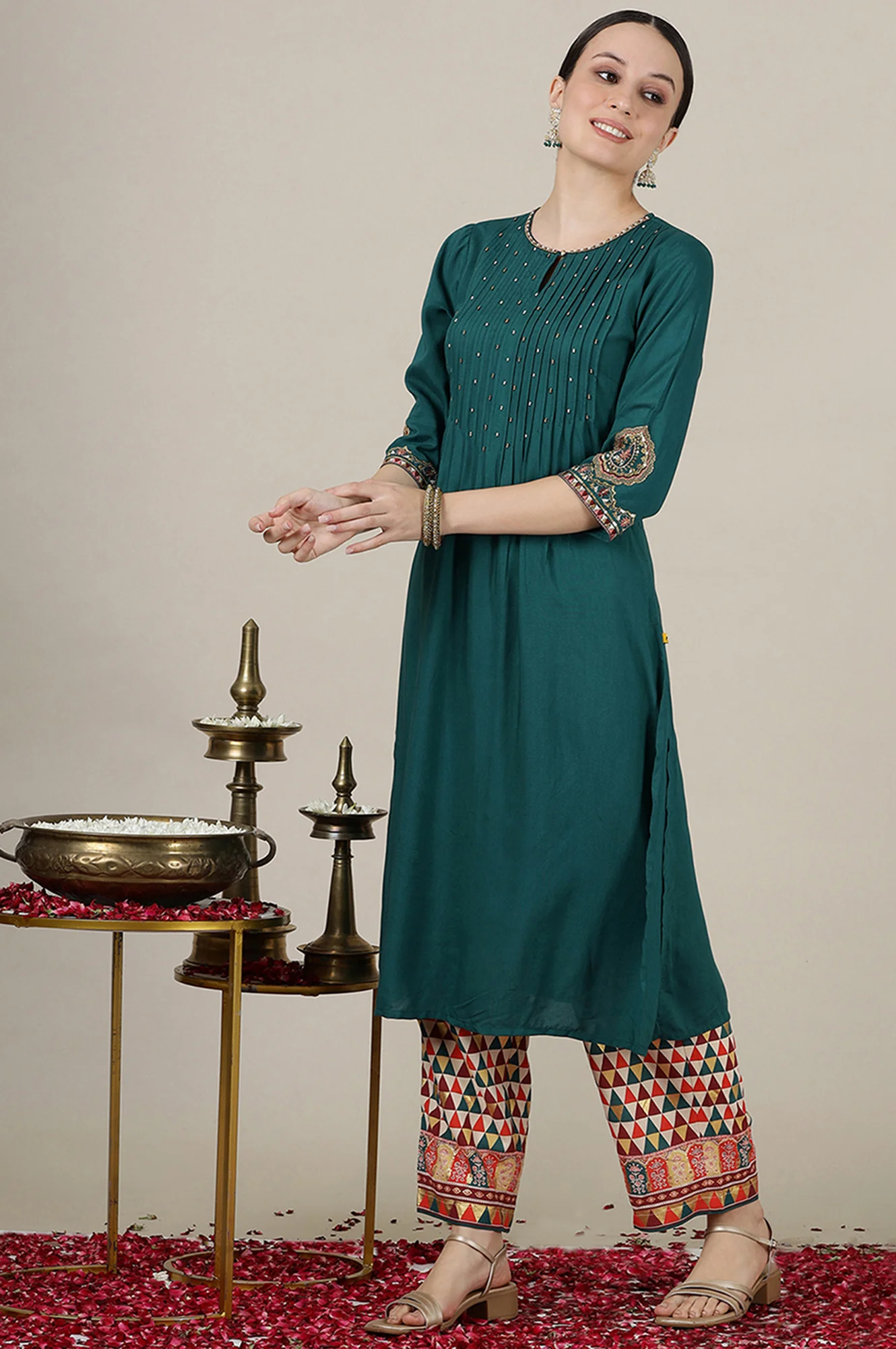 Green Solid Sequined Straight Kurta - Image 4