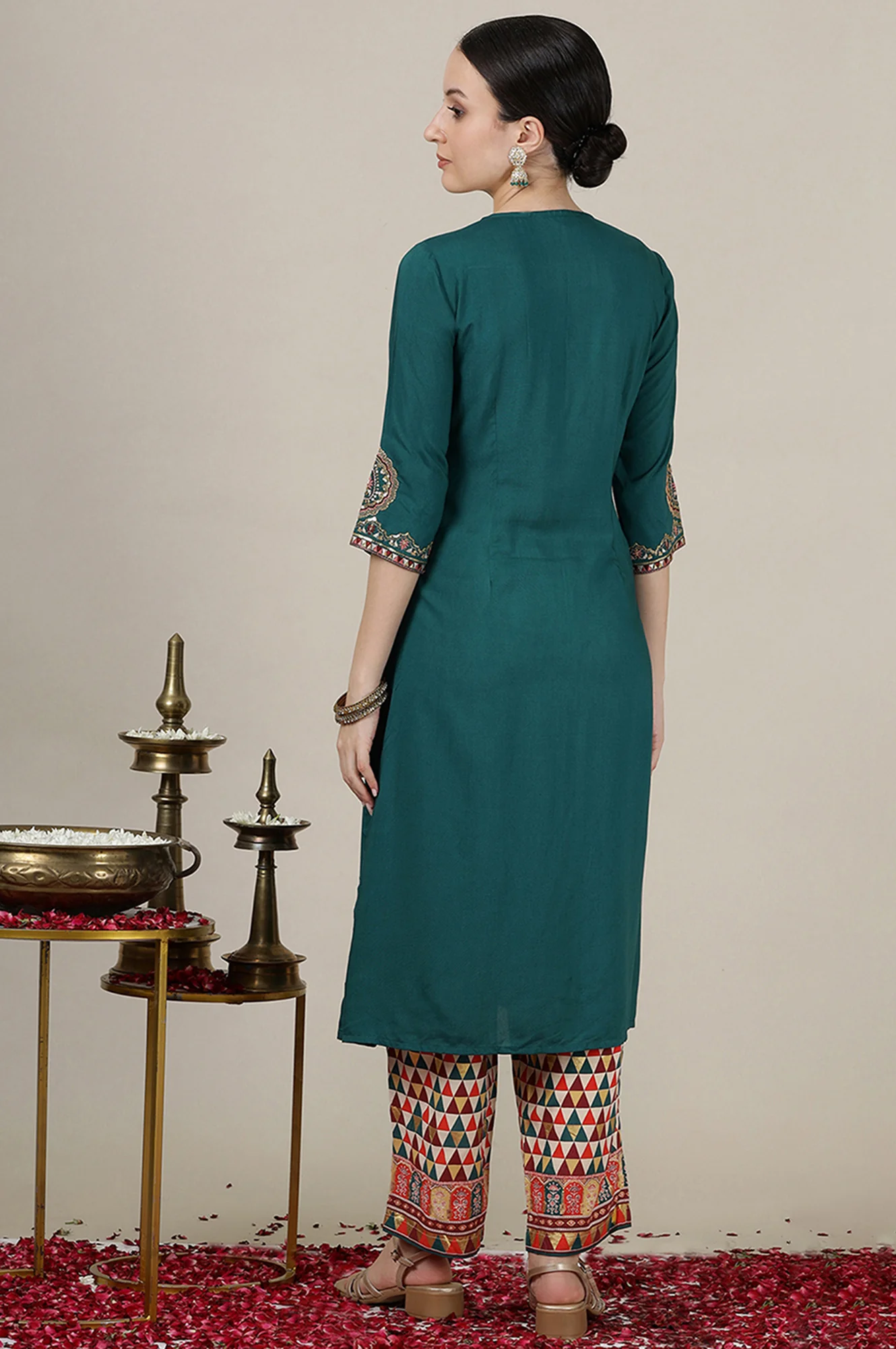 Green Solid Sequined Straight Kurta - Image 5