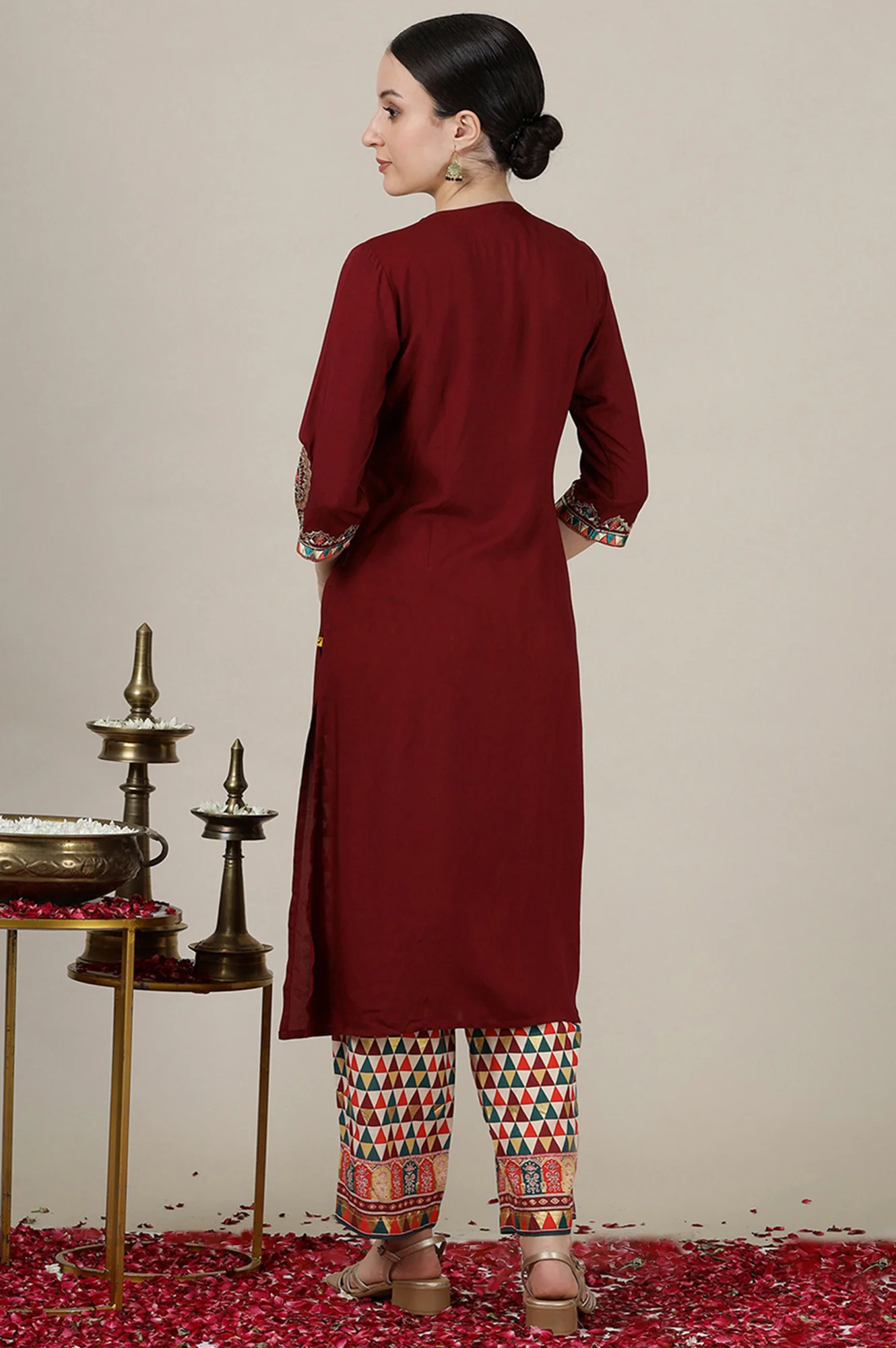 Maroon Solid Sequined Straight Kurta - Image 5