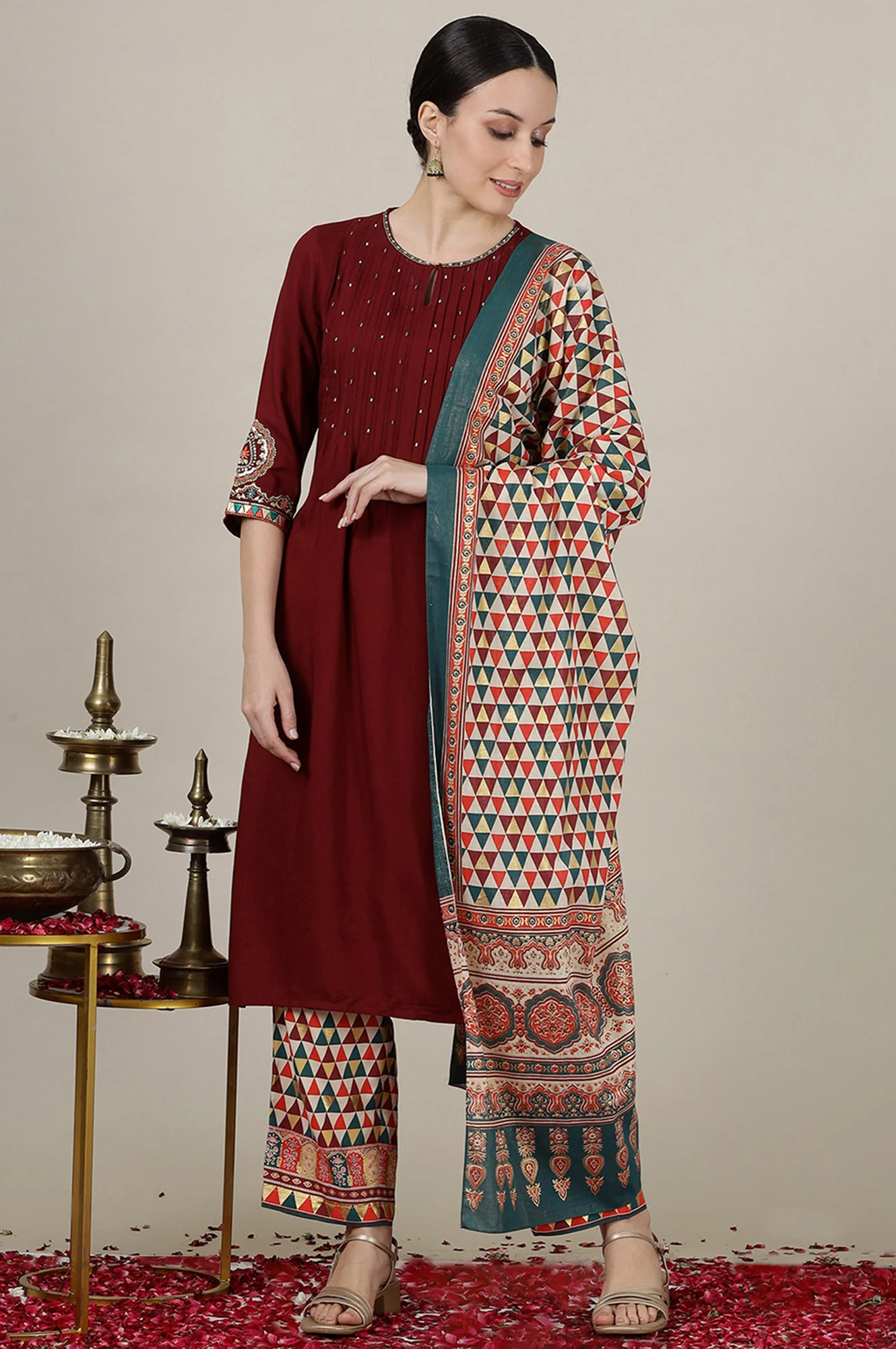 Maroon Solid Sequined Straight Kurta - Image 7