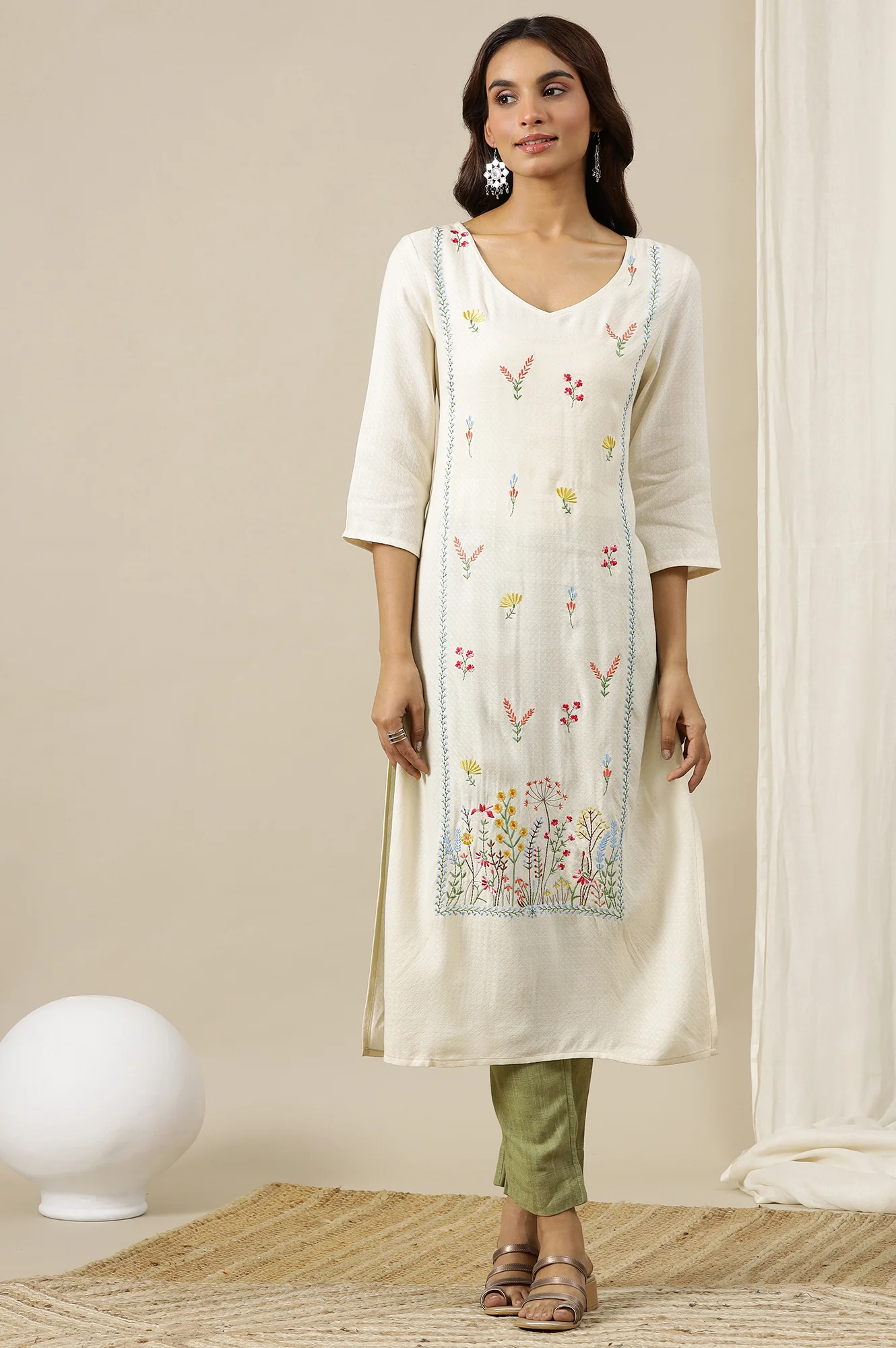 Off-White Solid Multi-coloured Floral Embroidered Straight Kurta in V-neck - Image 2