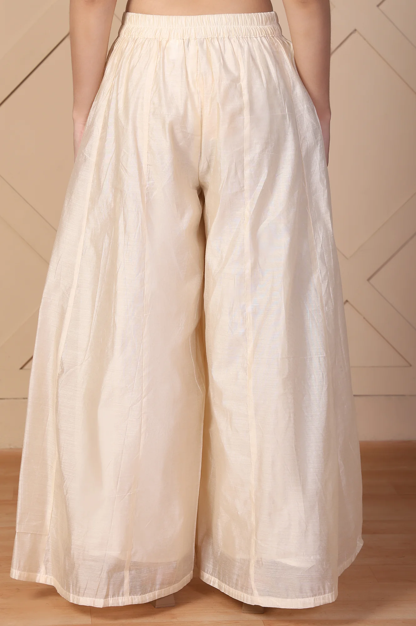 Off-White Textured Flared Skirt - Image 4