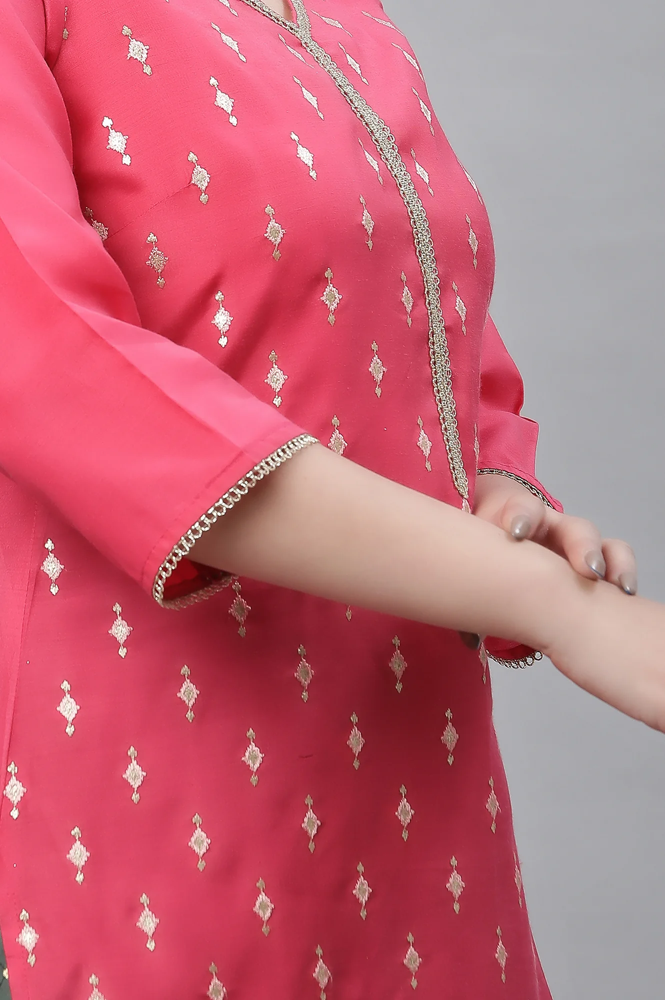 Pink Embellished Festive Kurta with Gold Puff Print - Image 7