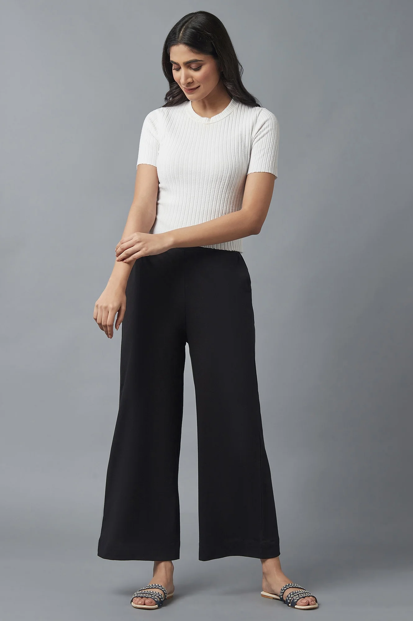 Black Solid Straight Fit Cotton Palazzo With Side Pockets - Image 5