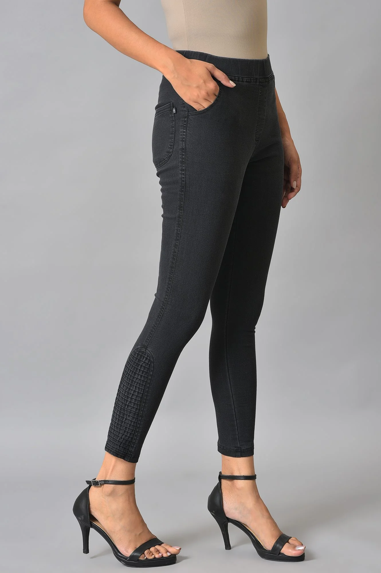 Black Solid Skinny Fit Denim Jeggings With Pintuck Detail - Image 4