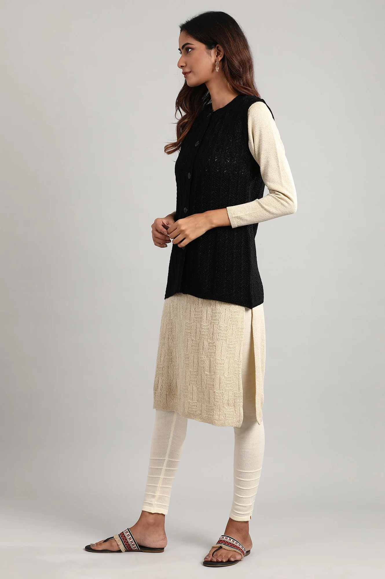 Black Round Neck Sleeveless Sweater - Image 3