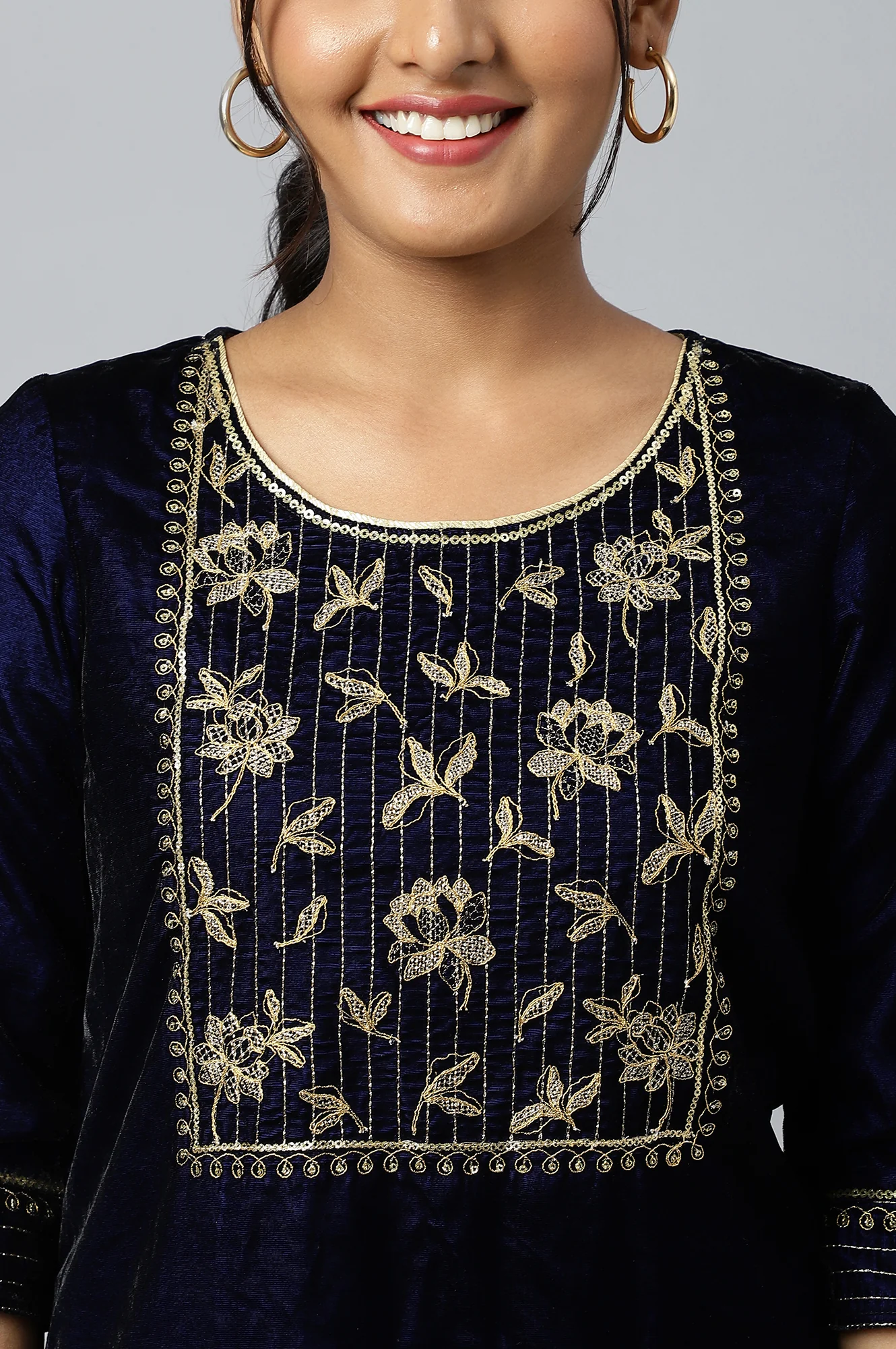 Blue Embroidered kurta with Pants Set - Image 9