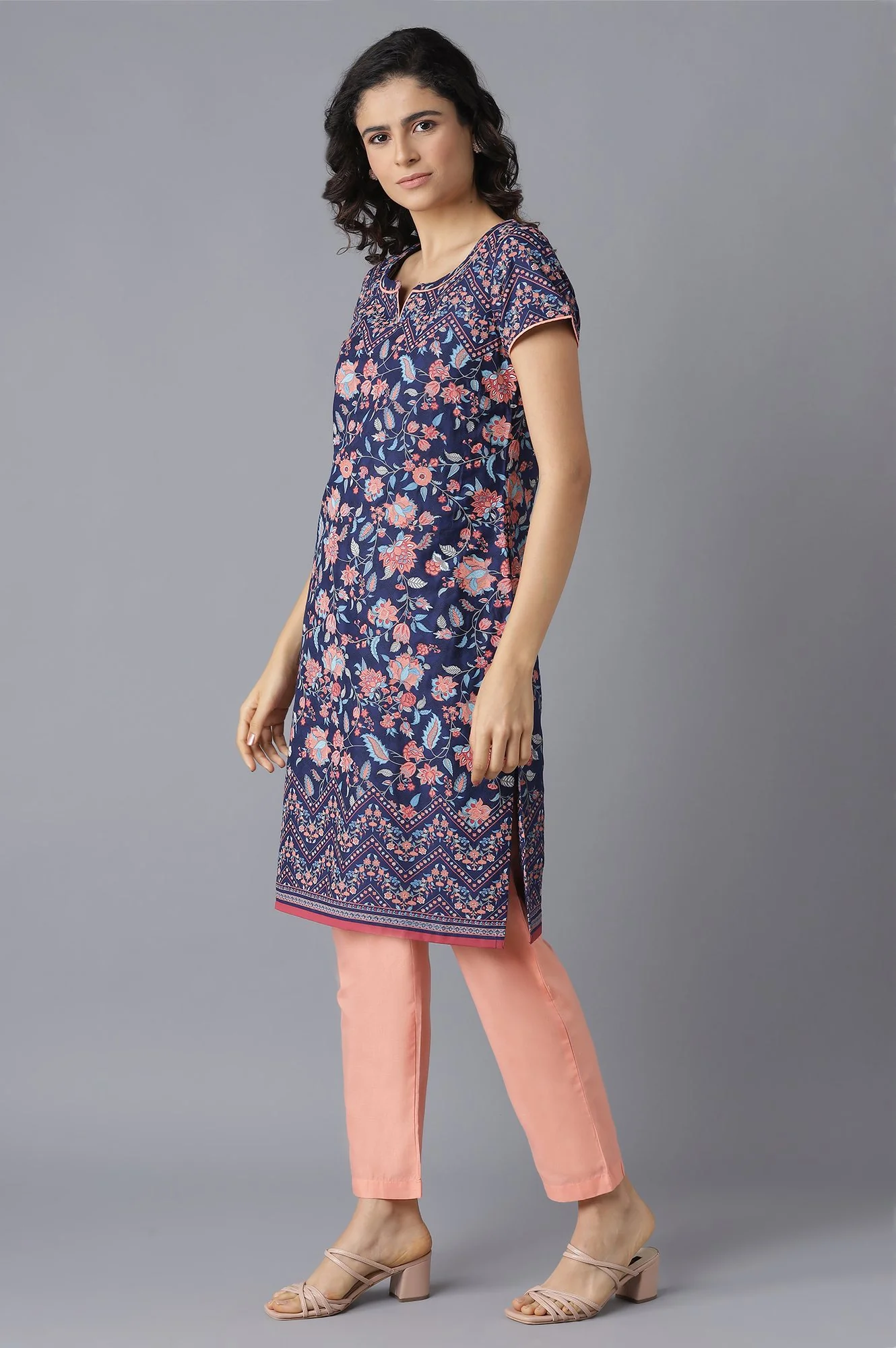 Blue Floral Print kurta and Peach Trousers Set - Image 3