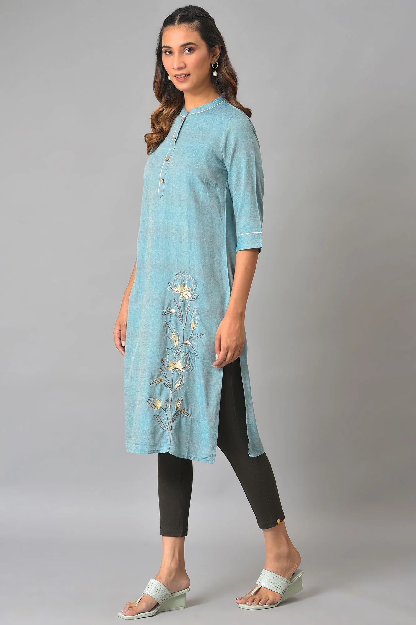 Blue Thread Embroidered Printed kurta - Image 3