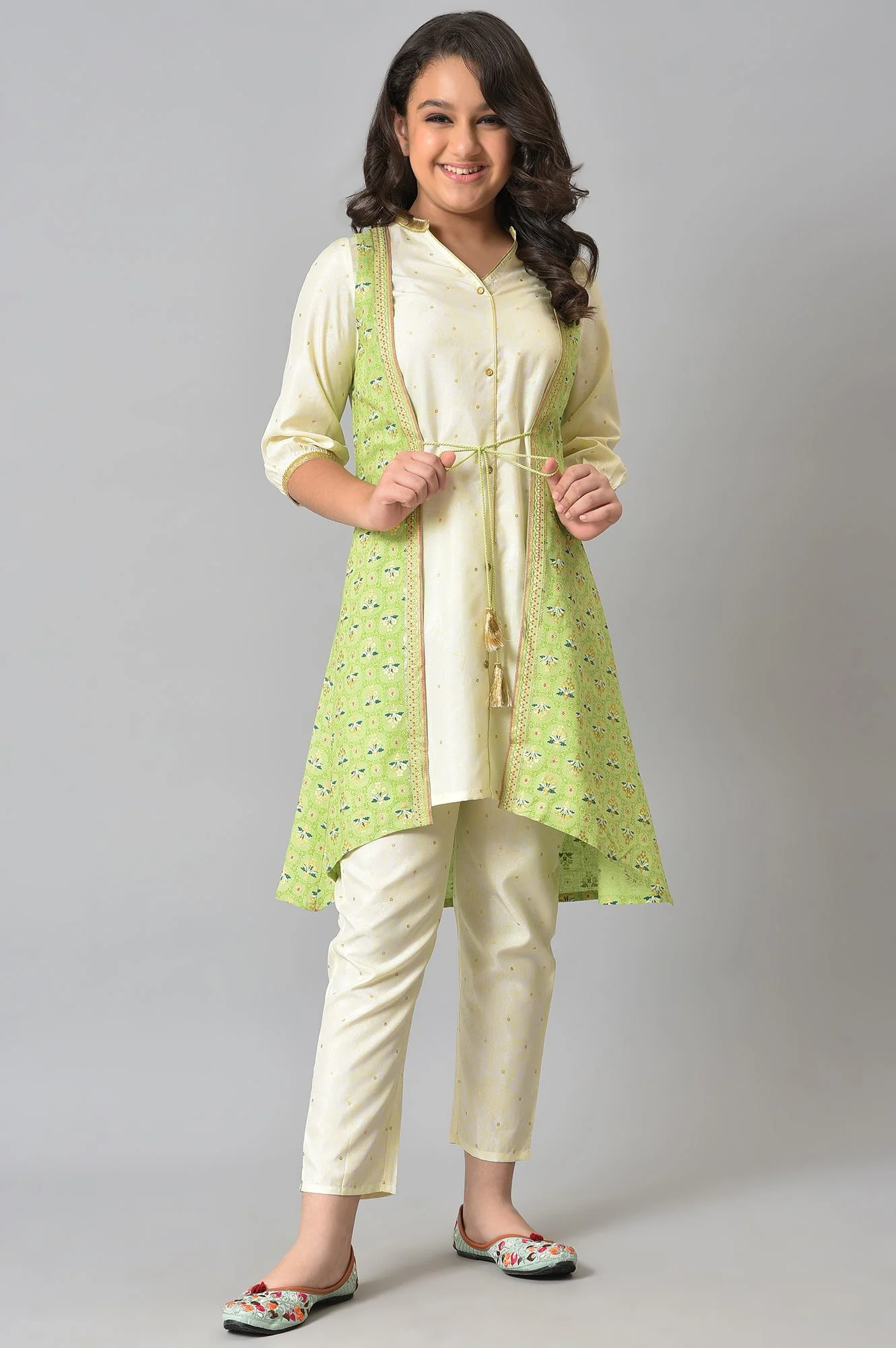 Girls Green Embellished Gillet With Natural kurta And Trousers - Image 10