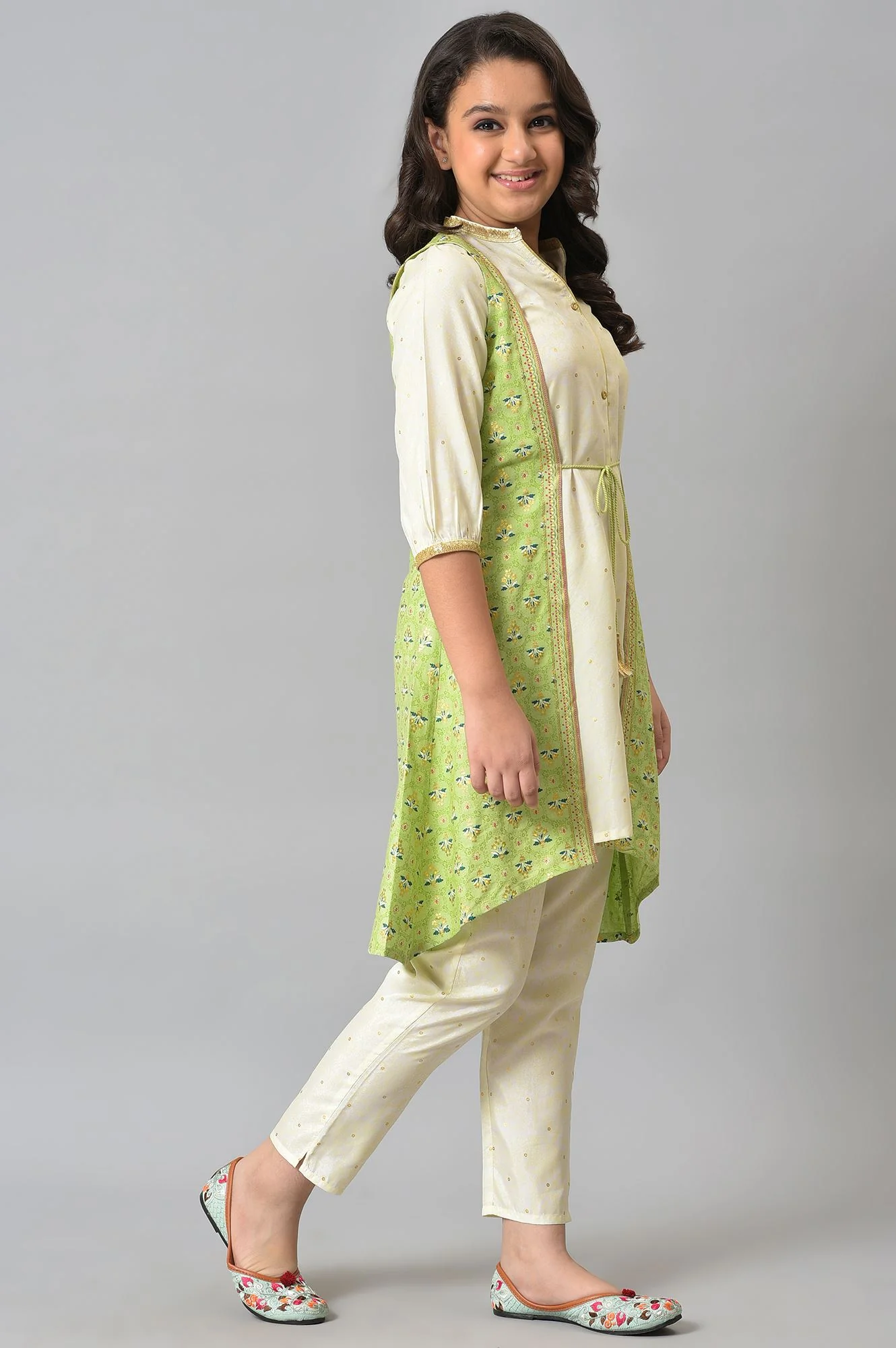 Girls Green Embellished Gillet With Natural kurta And Trousers - Image 4