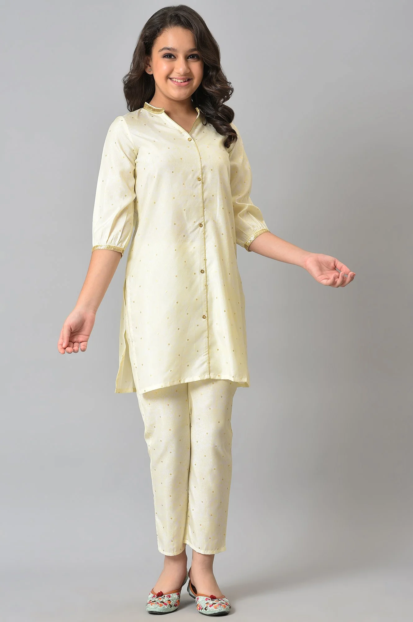 Girls Green Embellished Gillet With Natural kurta And Trousers - Image 8