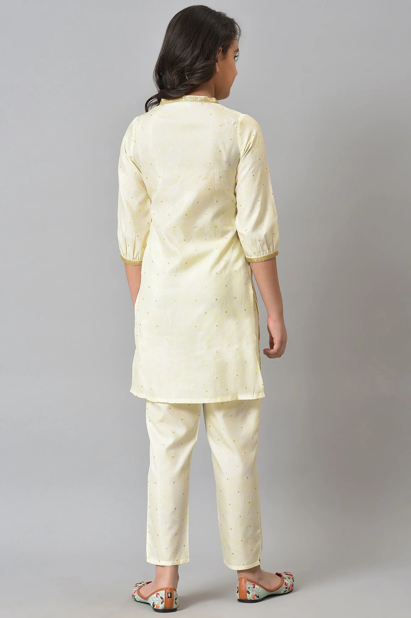 Girls Green Embellished Gillet With Natural kurta And Trousers - Image 9