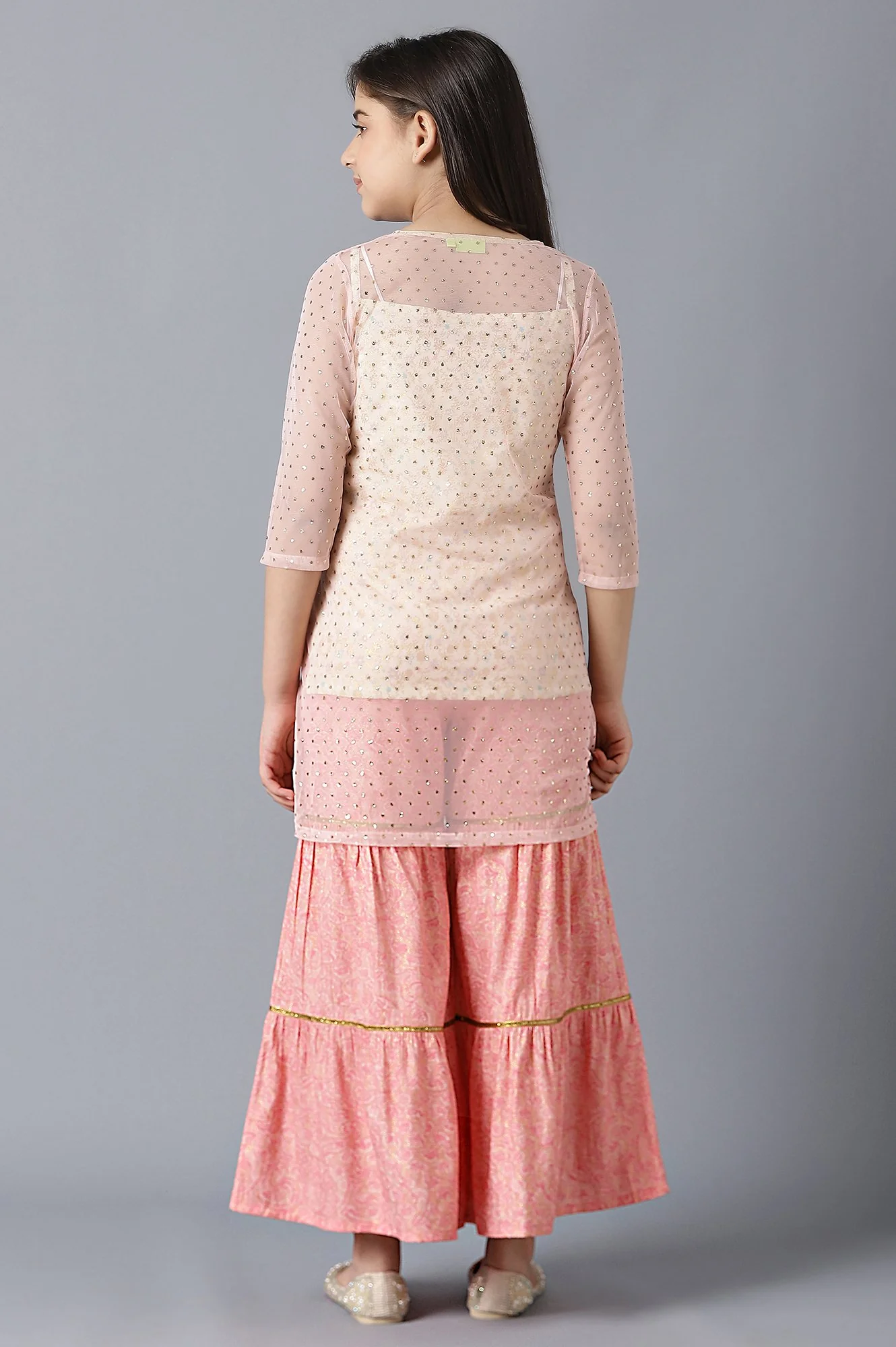 Girls Pink Foil Printed Gillet With Sleeveless White kurta And Pink Flared Skirt - Image 2