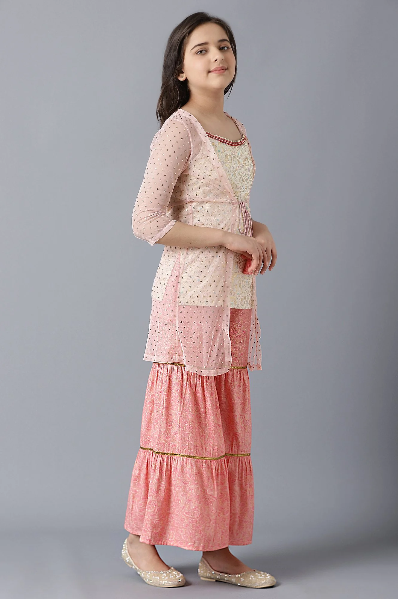 Girls Pink Foil Printed Gillet With Sleeveless White kurta And Pink Flared Skirt - Image 4