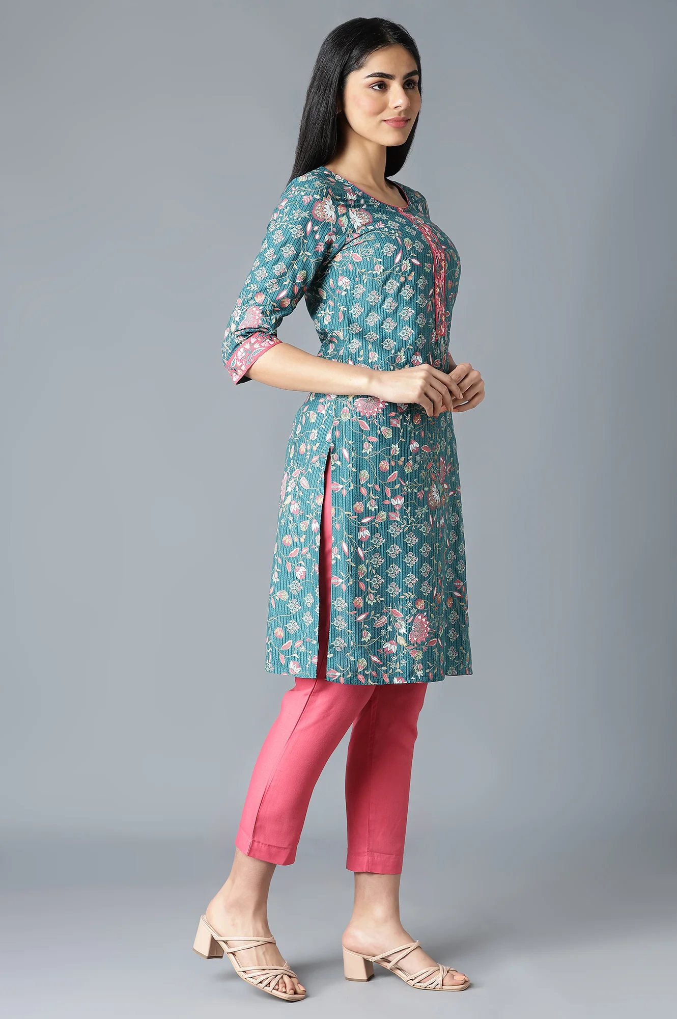 Green Floral Printed kurta In Round Neck With Pink Solid Trousers - Image 4
