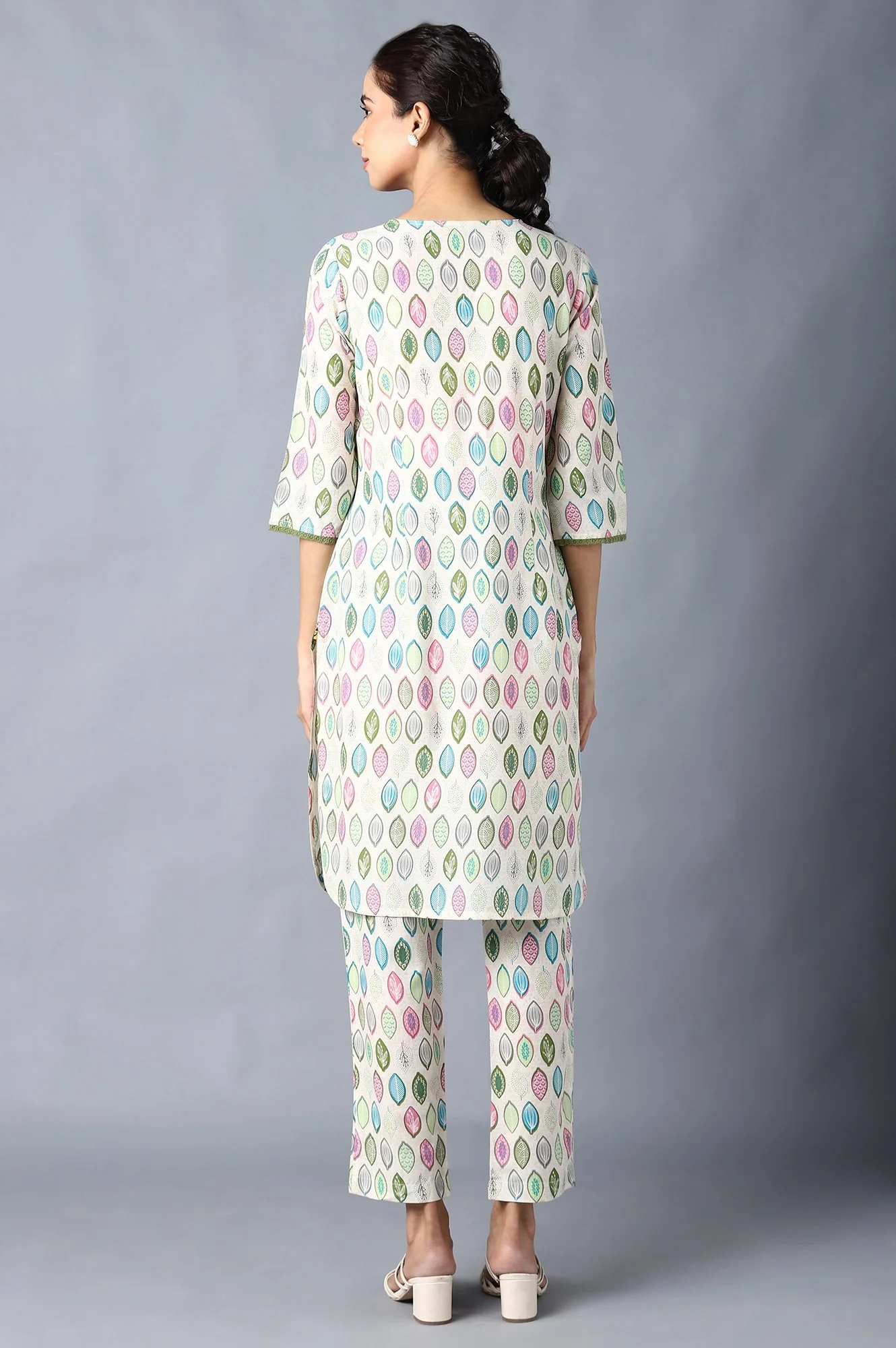 Green Floral Printed V-Neck kurta With Straight Trousers - Image 2