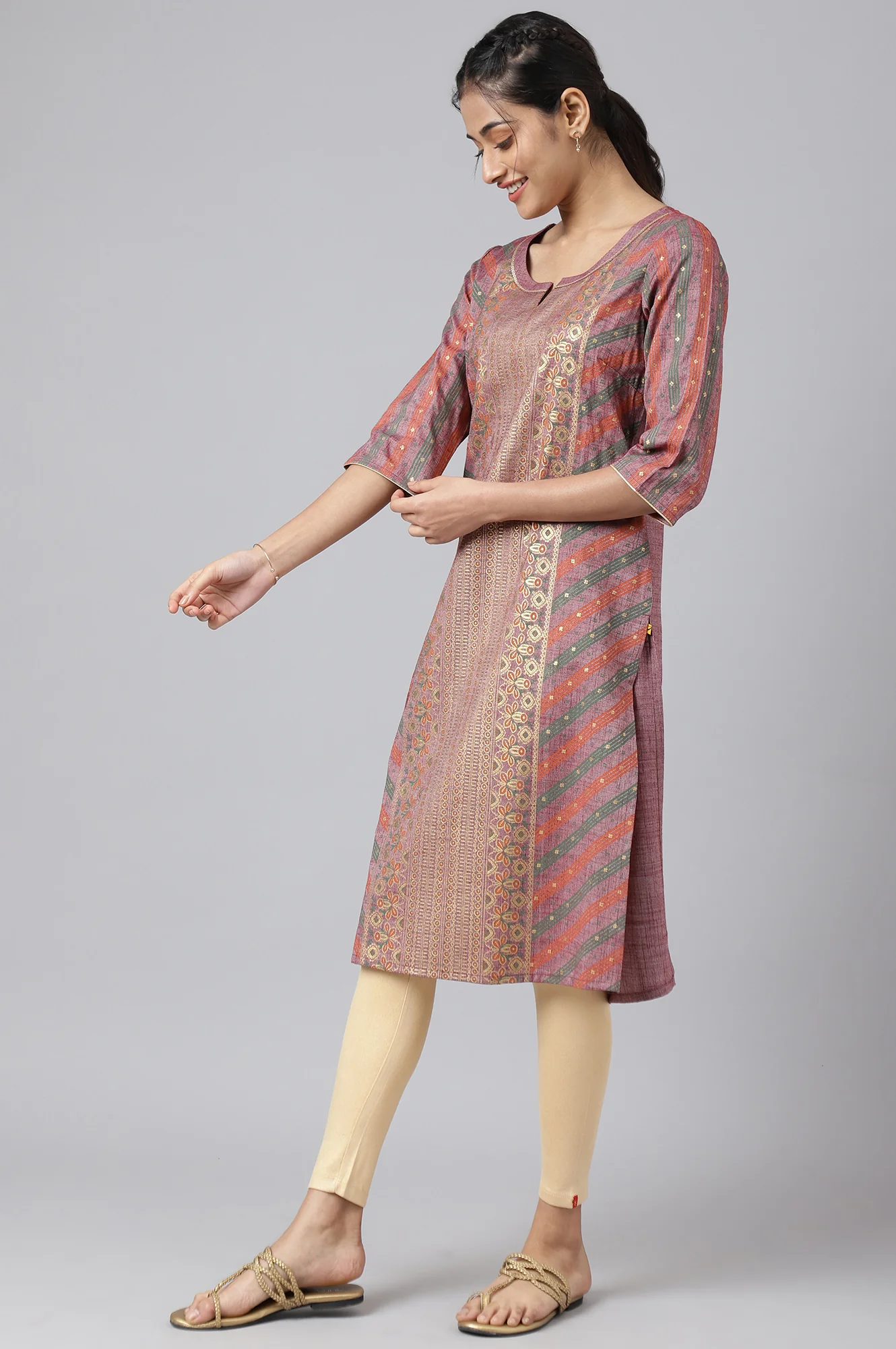 Maroon Floral Printed Sequined Ethnic kurta - Image 3