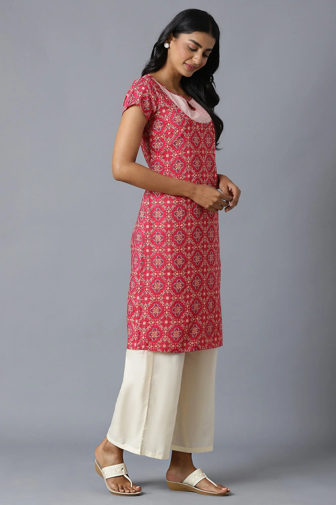 Pink Floral Printed kurta In Round Neck With Natural Straight Palazzo - Image 4