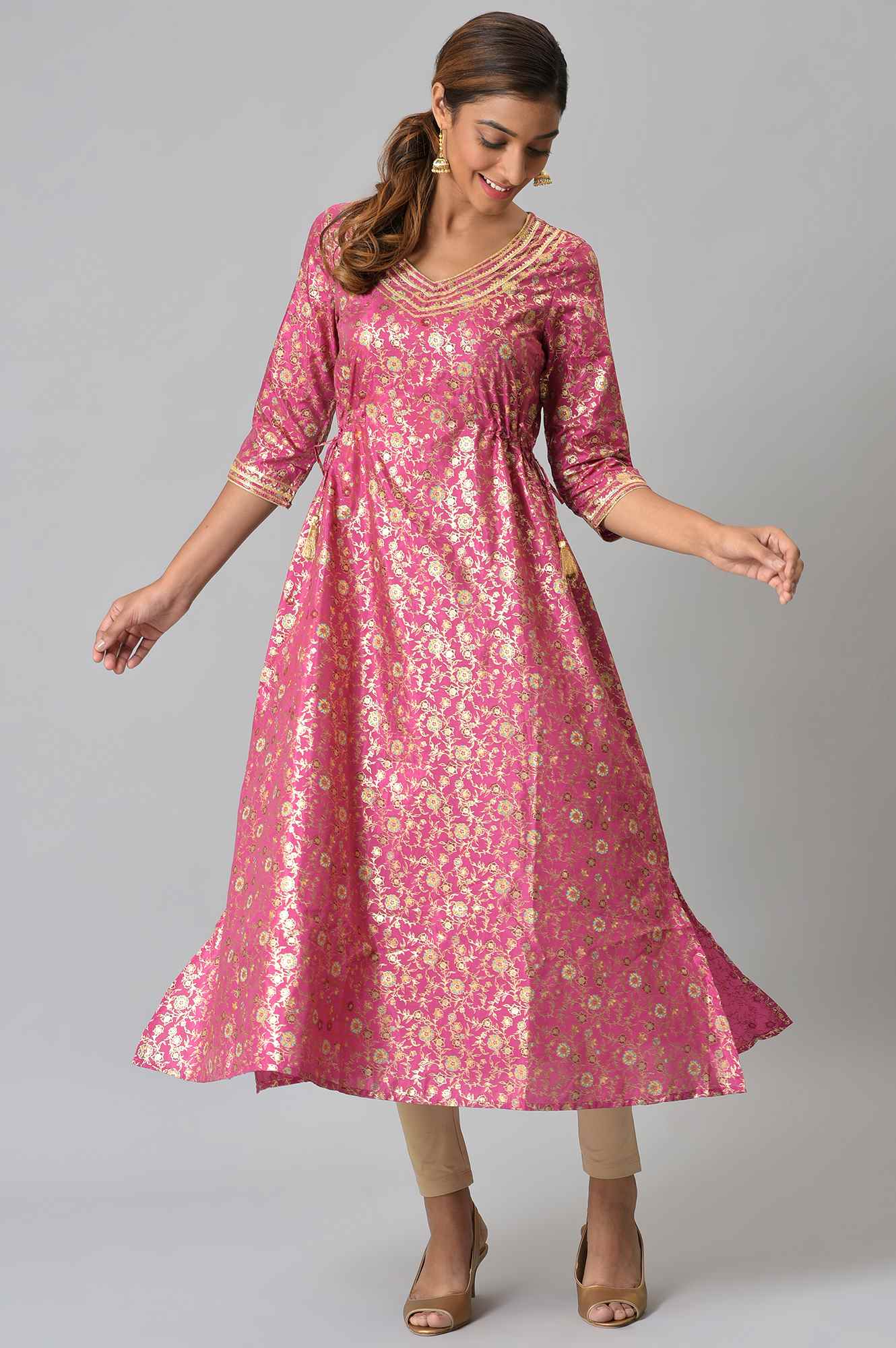 Pink Floral Printed Sequined Ethnic kurta - Image 5
