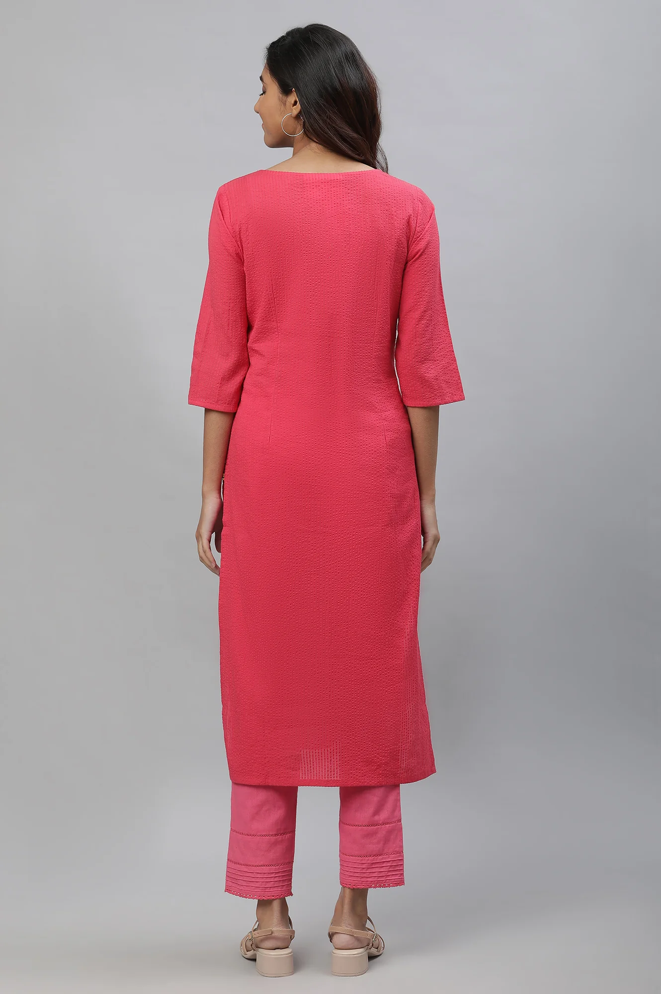 Pink Textured Cotton Embroidered Kurta - Image 4