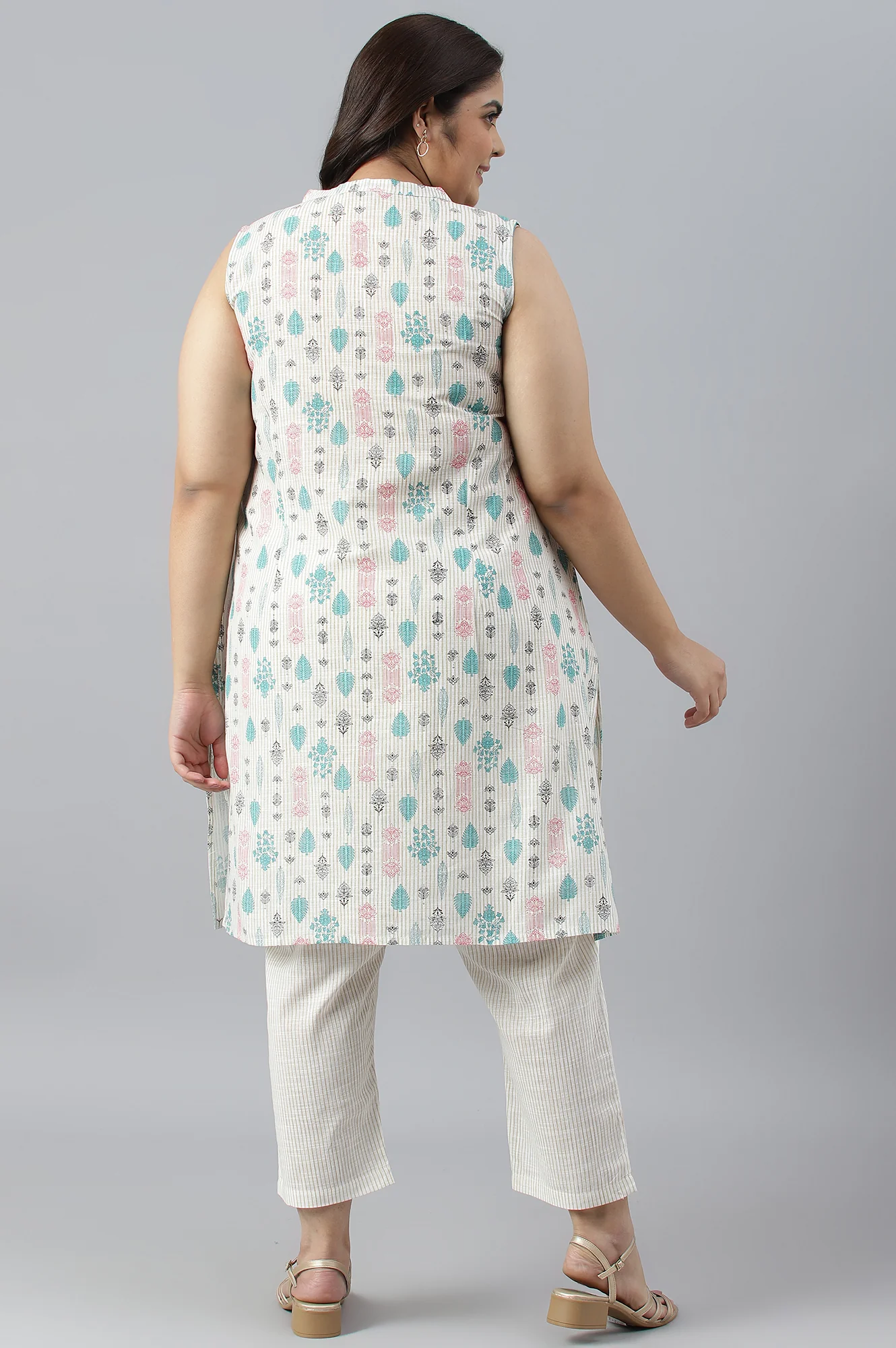 Plus Size Off-White Floral Printed kurta With Trousers - Image 2
