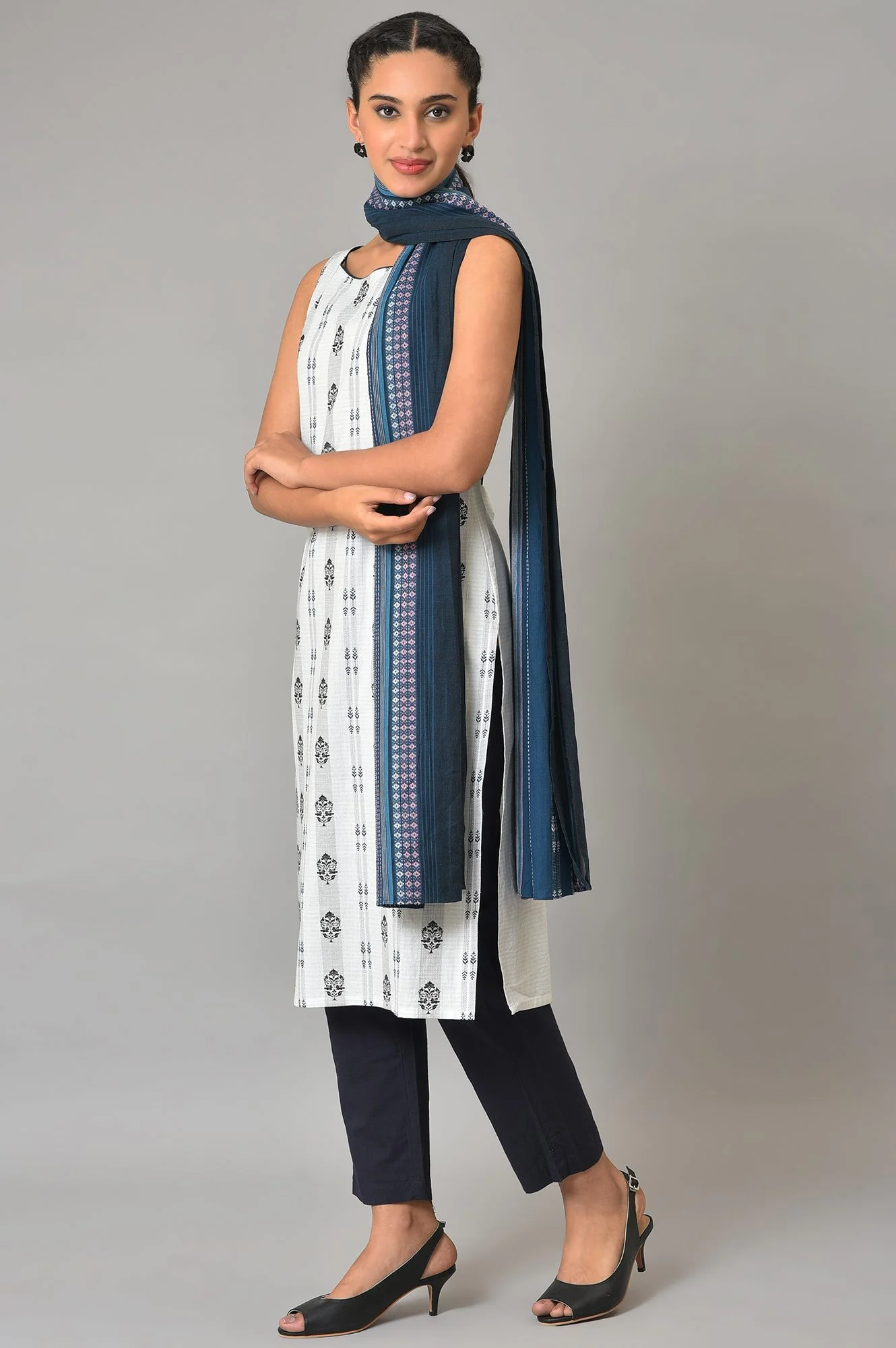 White Floral Cotton Sleeveless kurta Set - Image 3