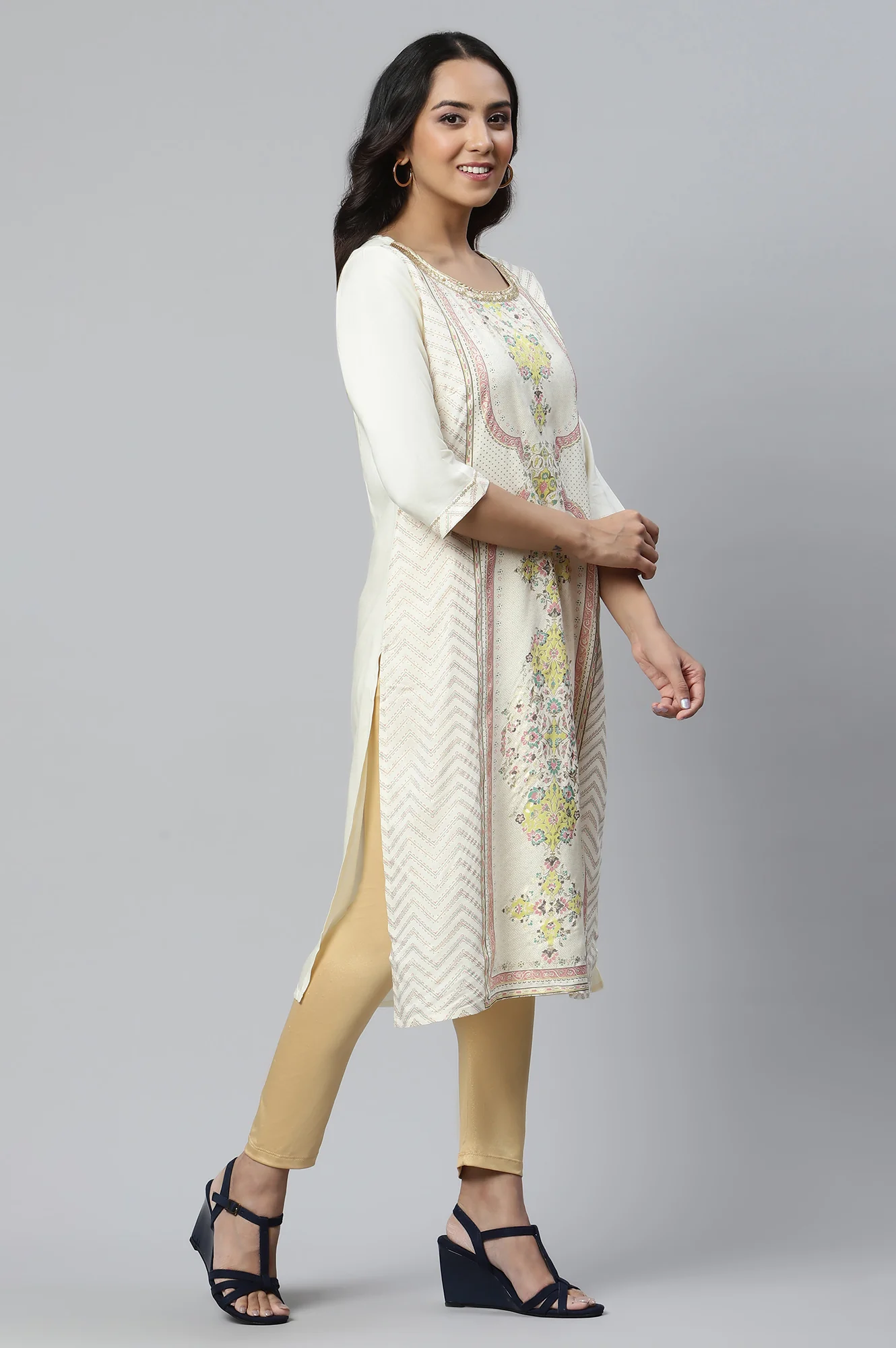 White Printes Ethnic kurta - Image 4