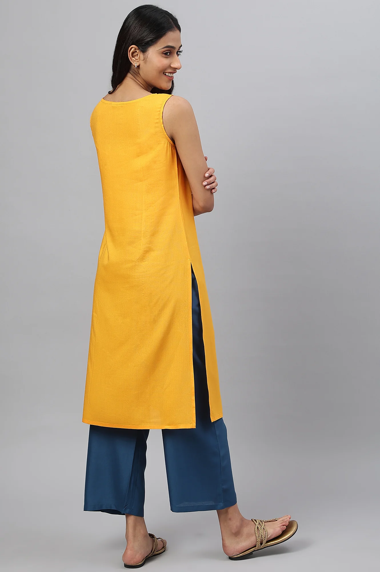 Yellow Front Pleated kurta With Blue Culottes - Image 5