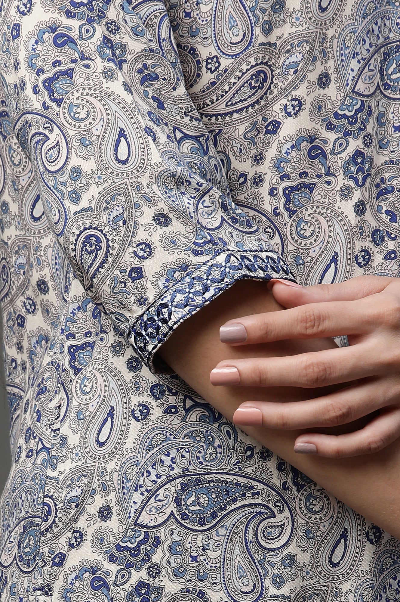 White and Blue Floral Printed Kurta and Pants Co-ord Set - Image 8
