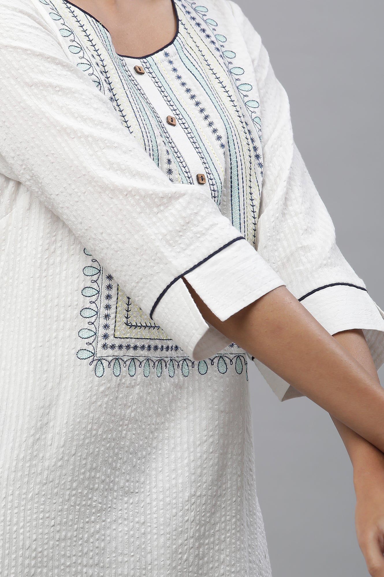 White Embroidered Textured Cotton Kurta - Image 7