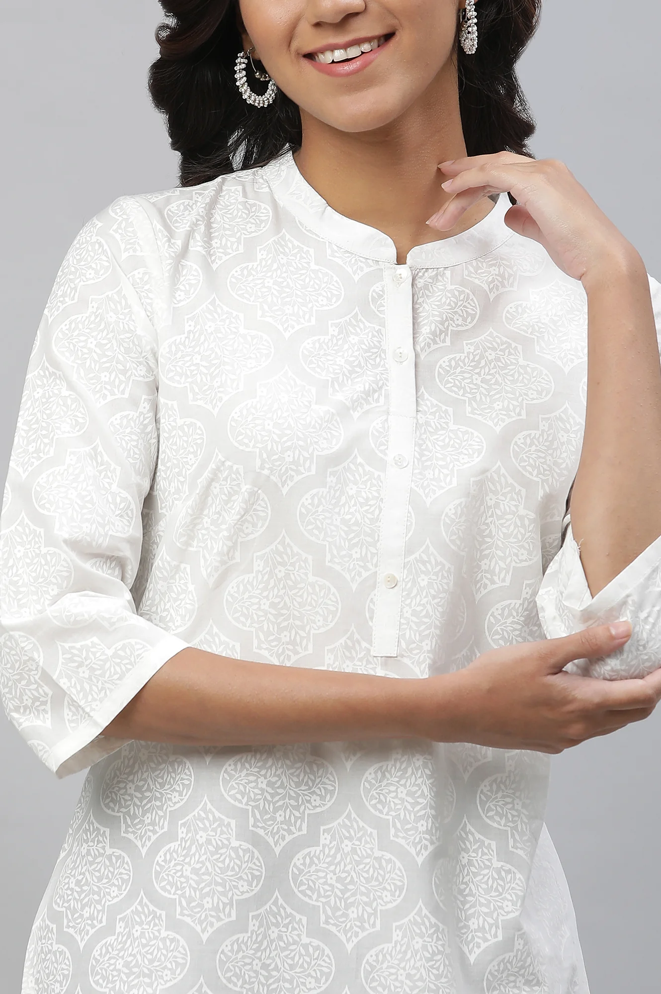 White Floral Motif Straight Kurta - Image 6