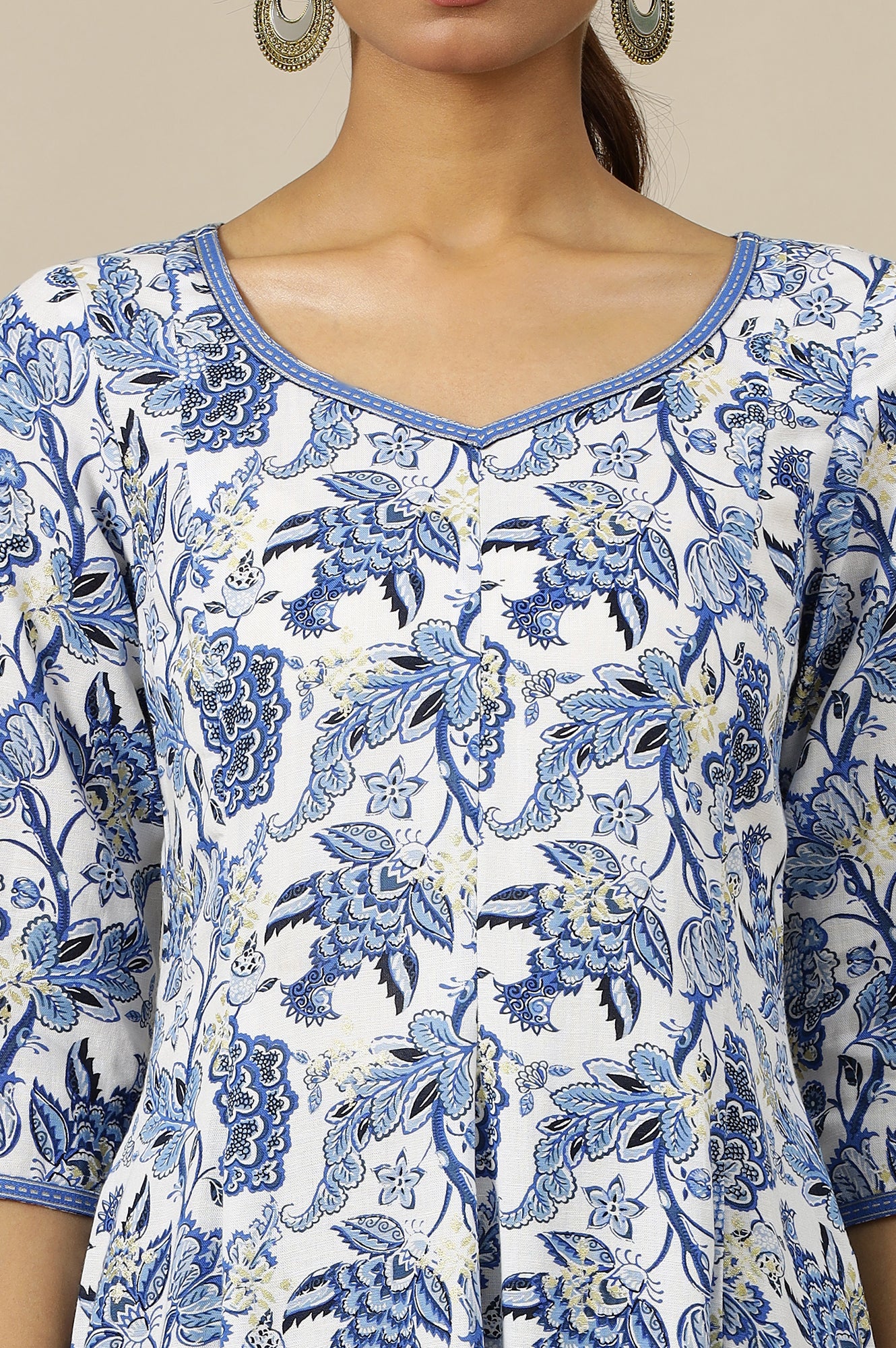 White Floral Printed Flared Kalidar Kurta  In Sweetheart Neck - Image 6