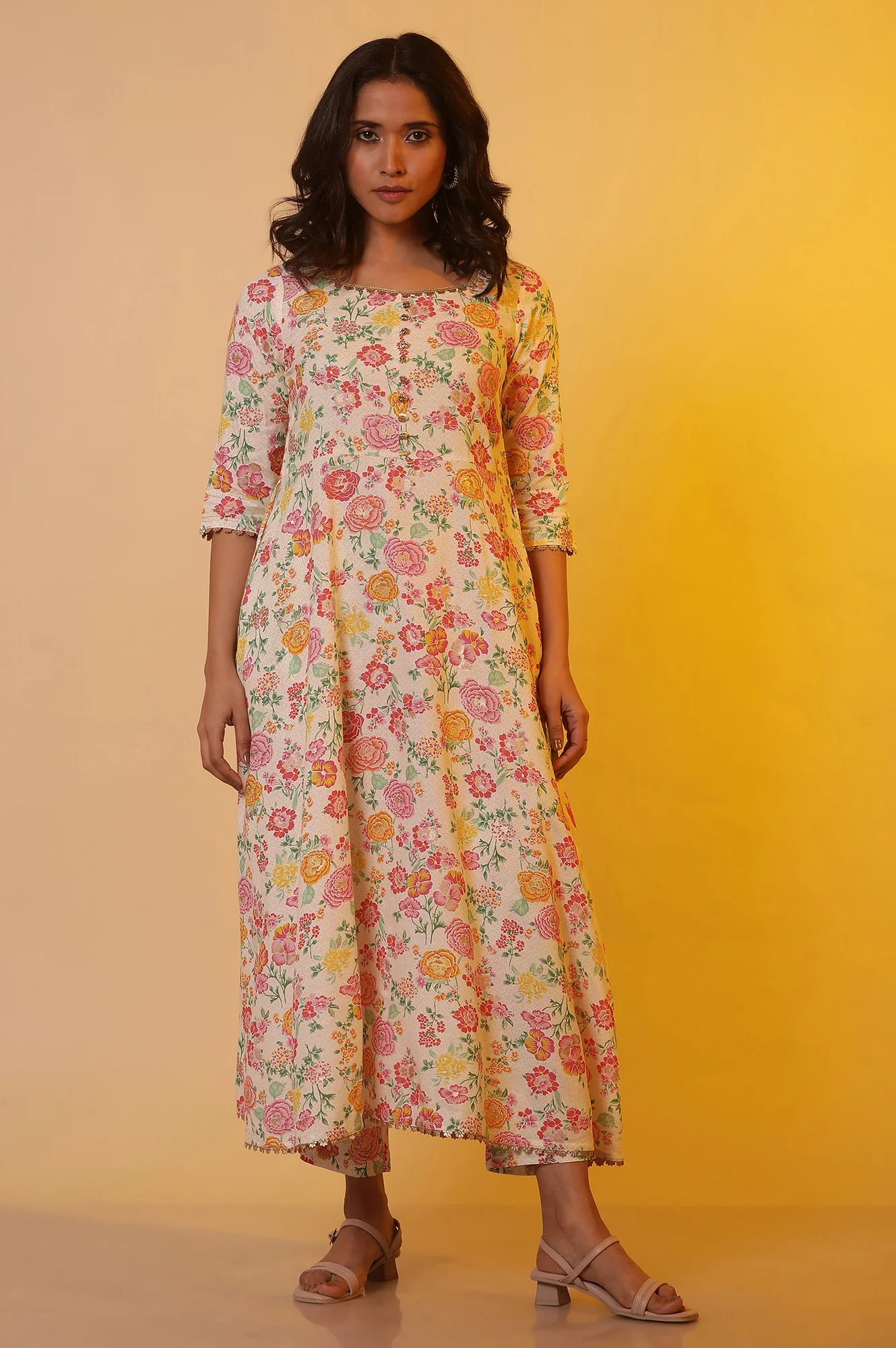 White Floral Printed Flared Kurta, Pants and Dupatta Set - Image 4