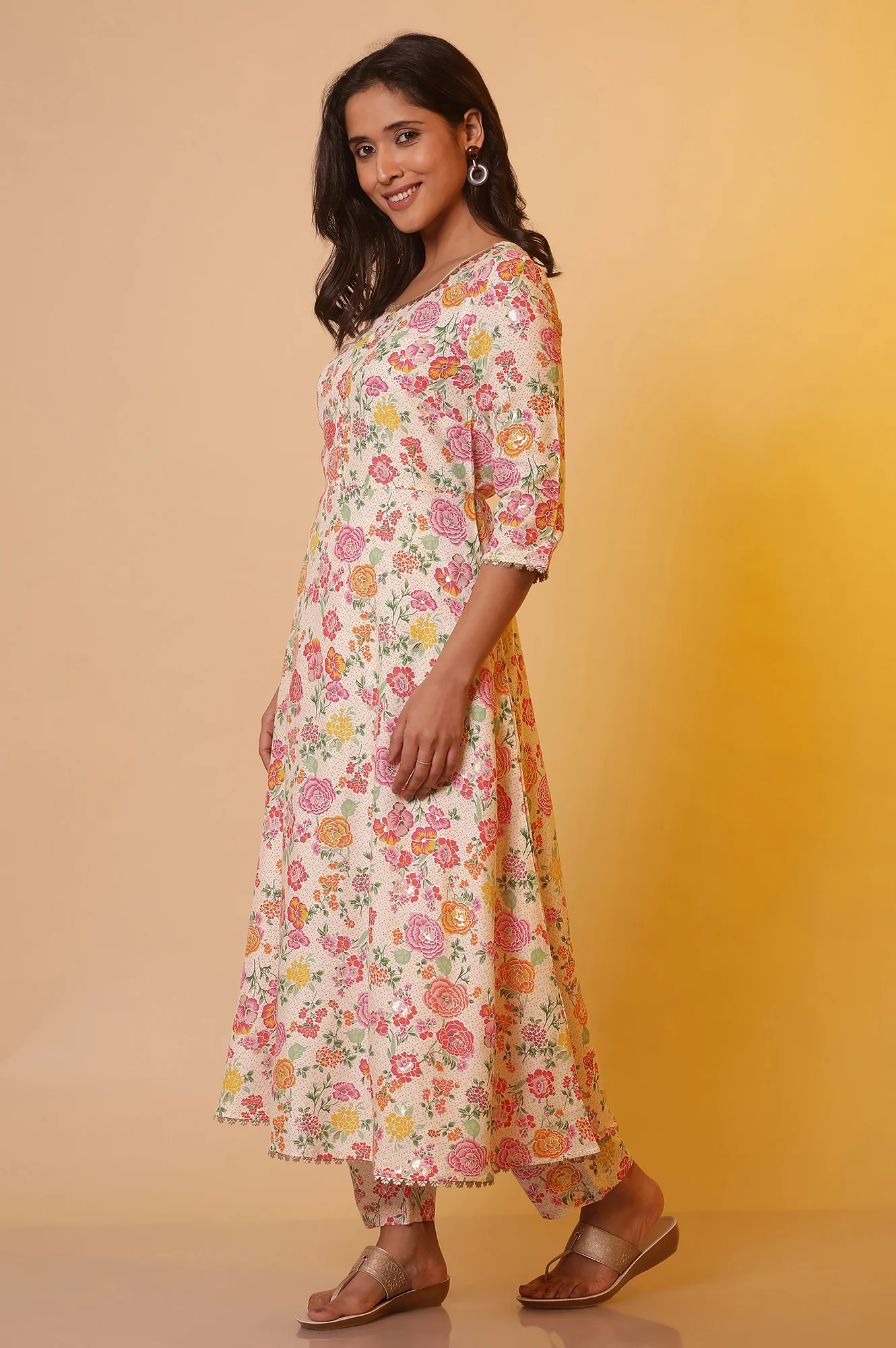 White Floral Printed Flared Kurta, Pants and Dupatta Set - Image 5