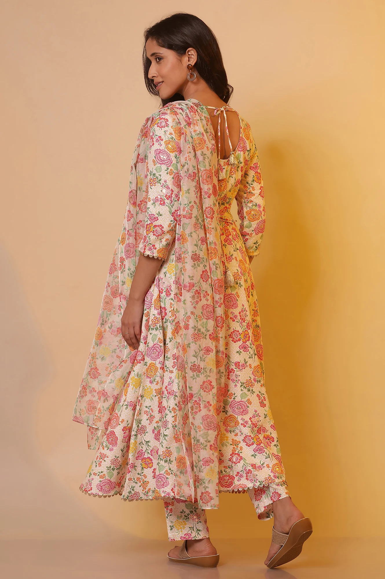 White Floral Printed Flared Kurta, Pants and Dupatta Set - Image 6