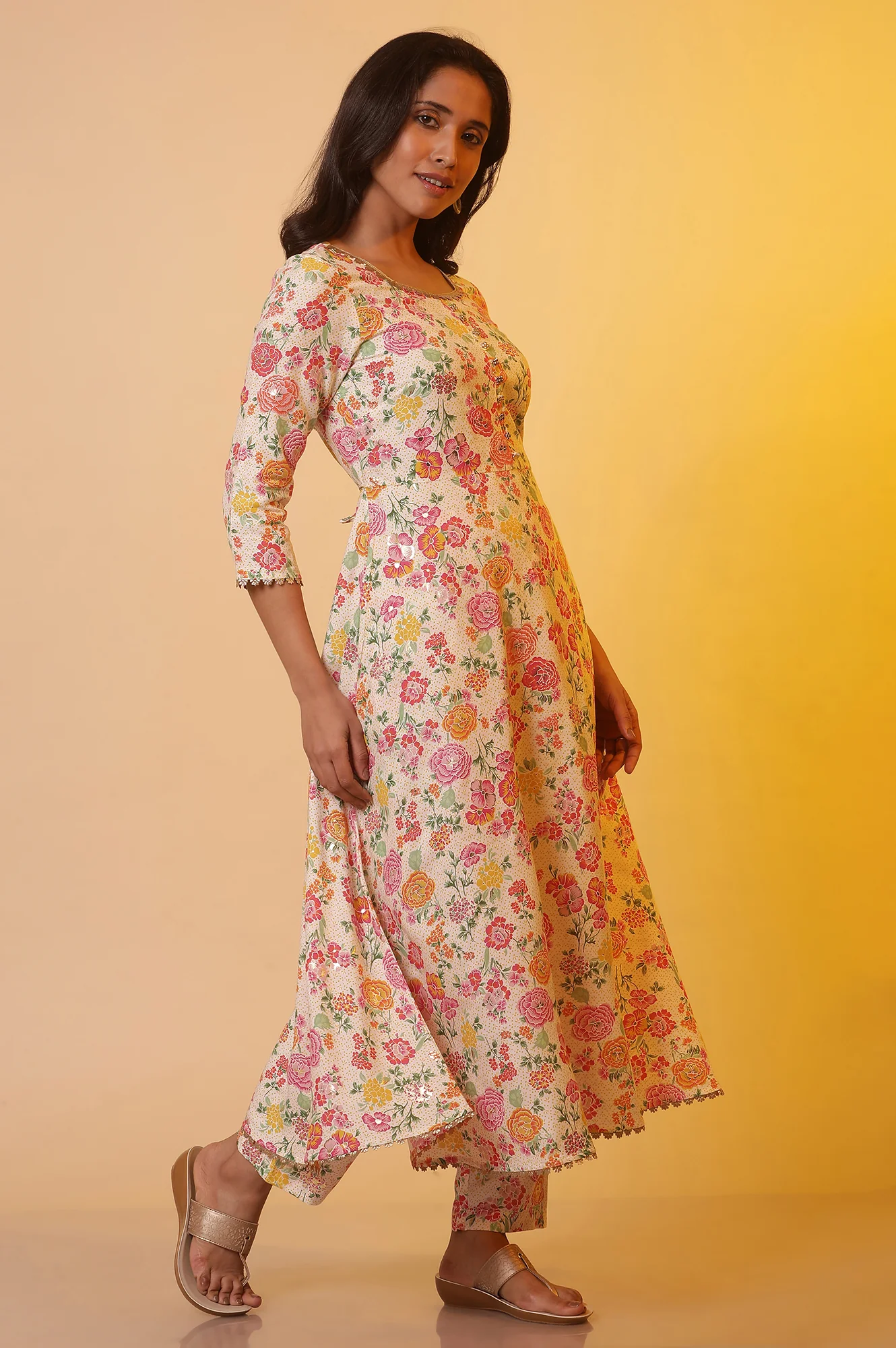 White Floral Printed Flared Kurta, Pants and Dupatta Set - Image 7
