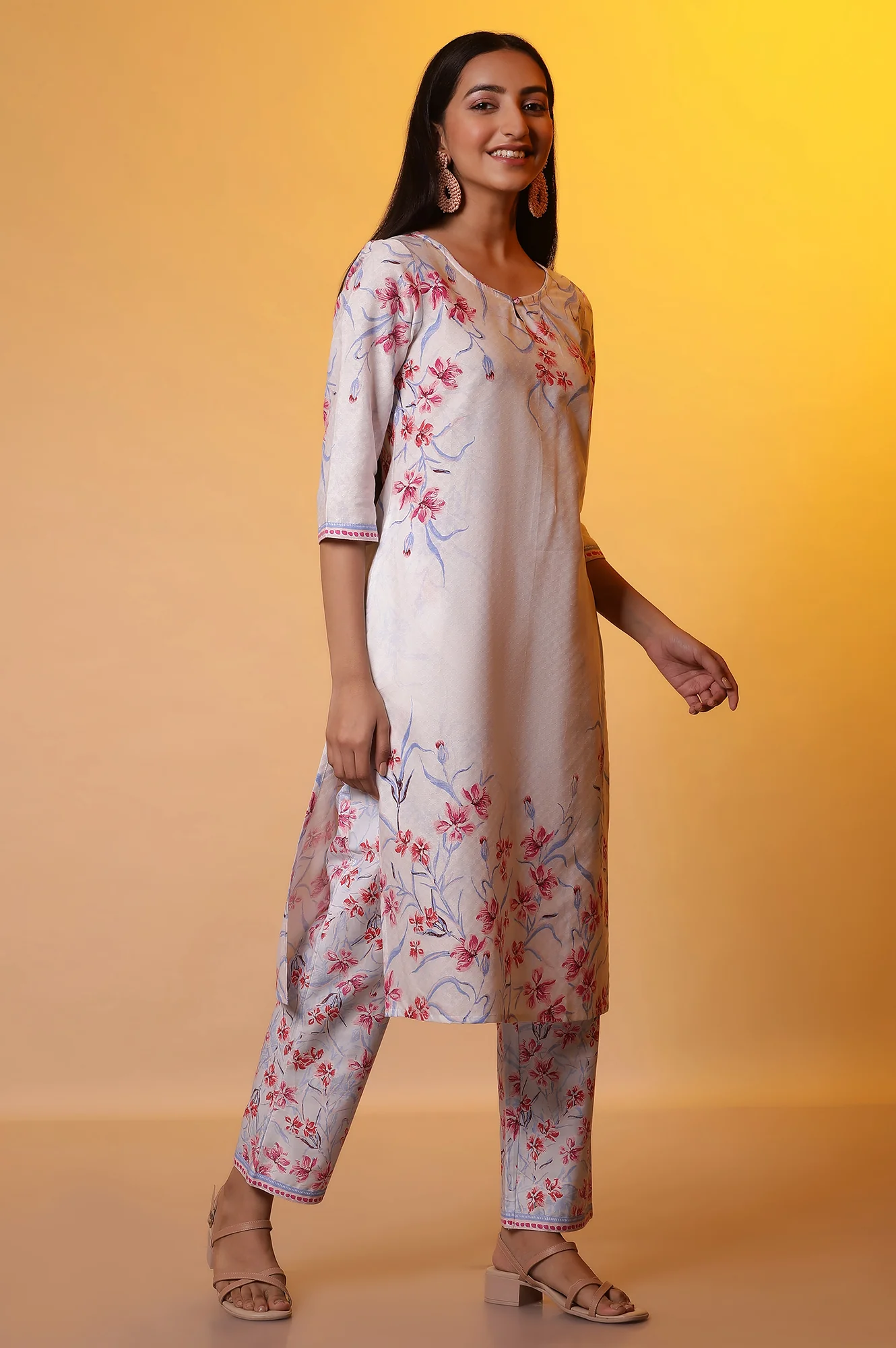 White Floral Printed Kurta, Pants and Dupatta Set - Image 5
