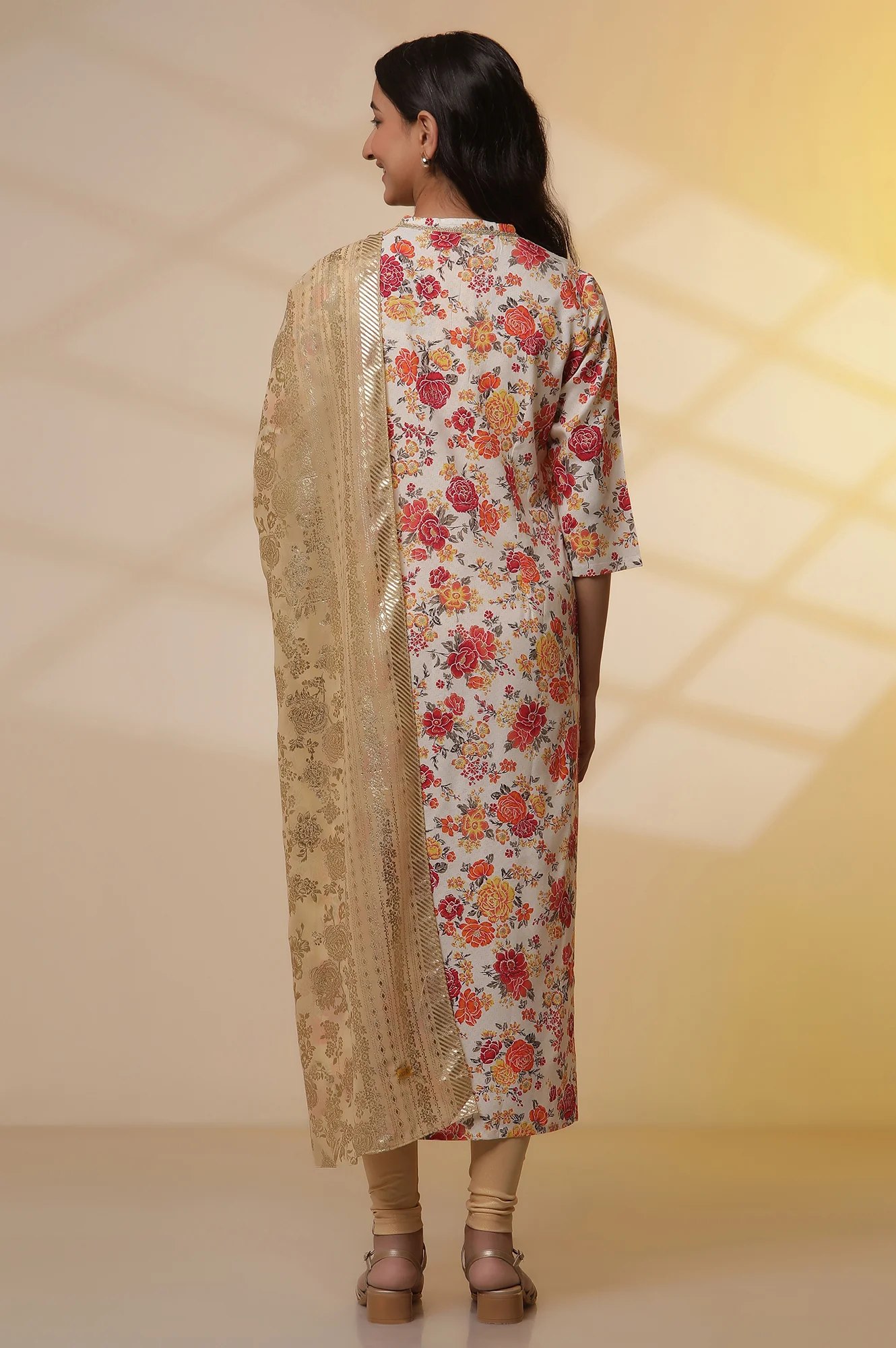 White Floral Printed Kurta, Pants and Dupatta Set - Image 4