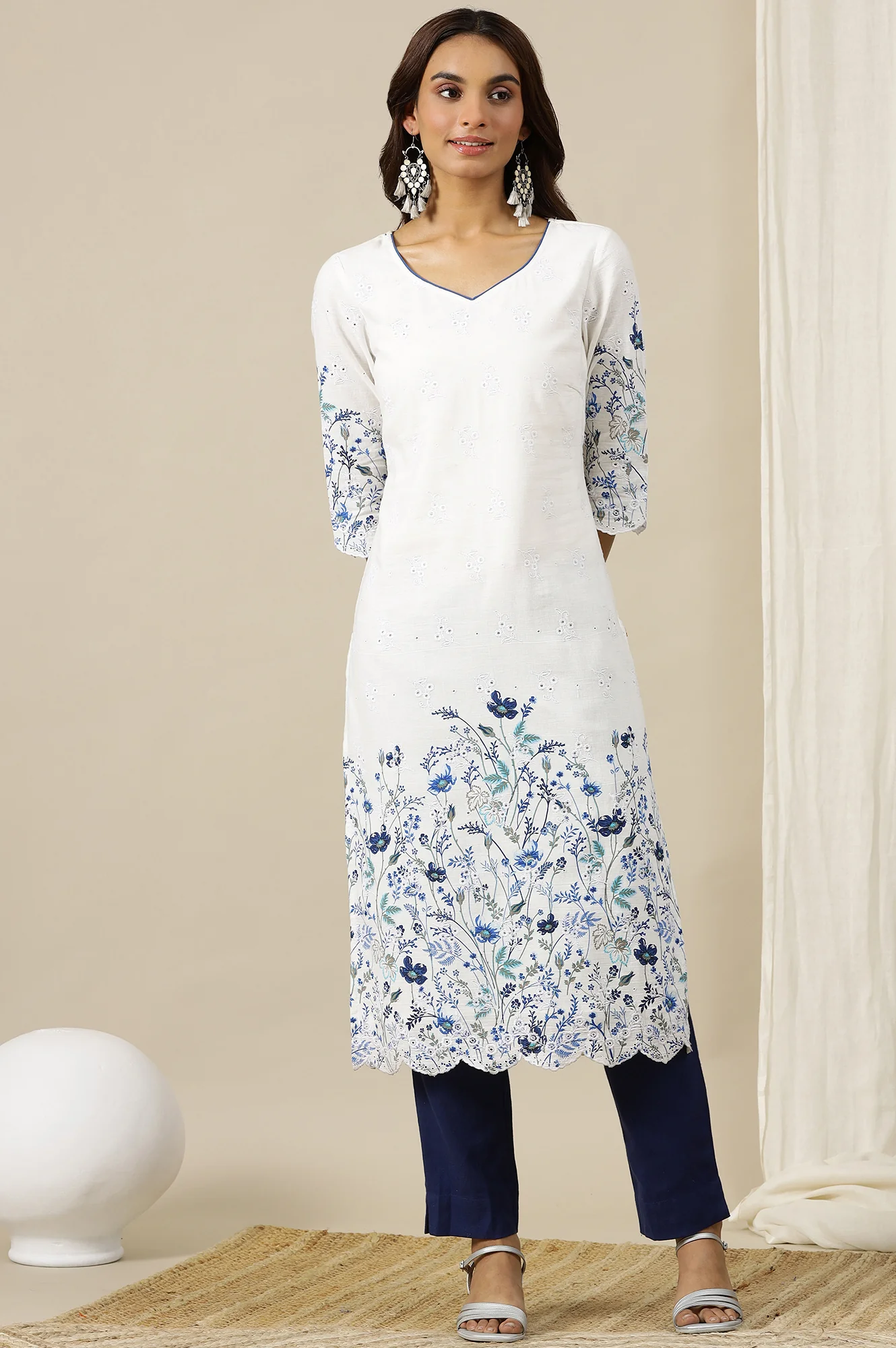 White Floral Printed Schiffli Embroidered Sweetheart Neck Straight Kurta - Image 2