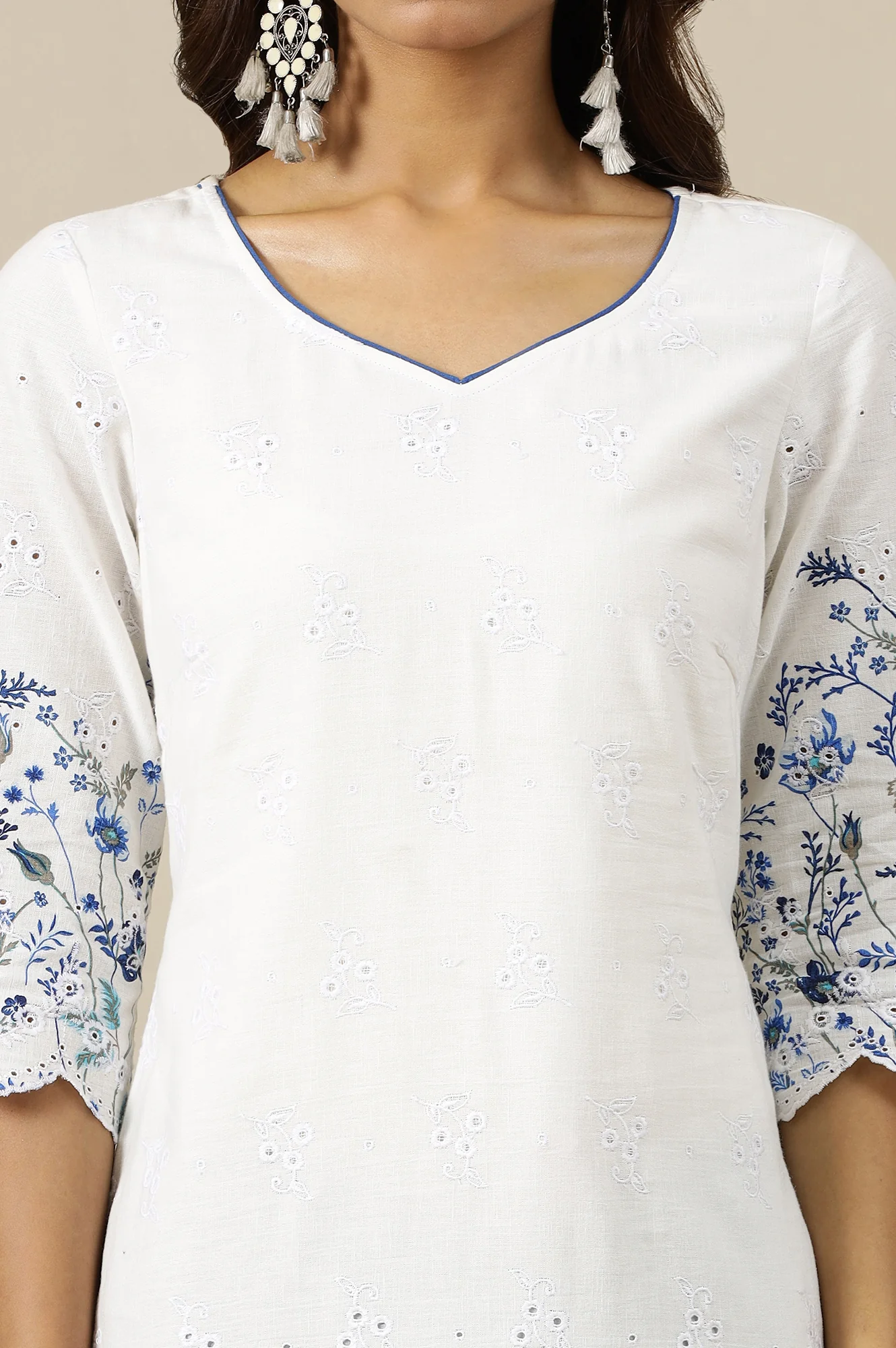 White Floral Printed Schiffli Embroidered Sweetheart Neck Straight Kurta - Image 3