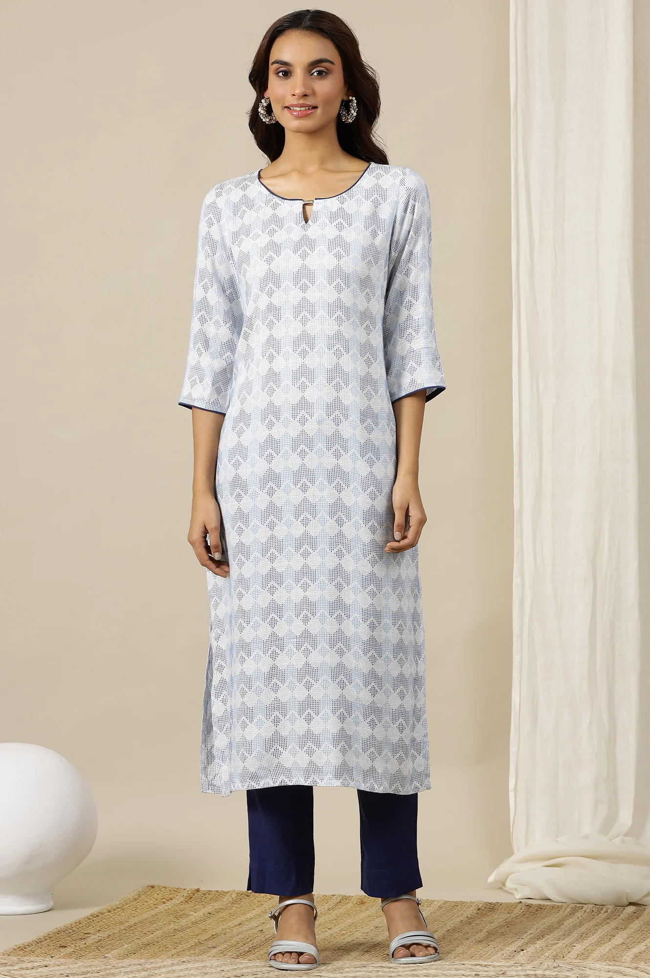 White Geometric Printed Dobby Straight Kurta with Neck Metal Clasp - Image 2